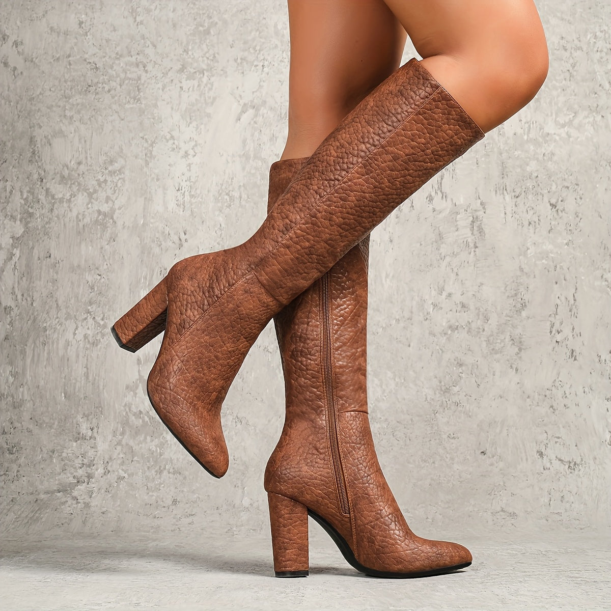 Ayollar uchun yengil rangli slip-on tizzaga chiqadigan botinkalar, qattiq tovoq bilan, kuz va qish uchun