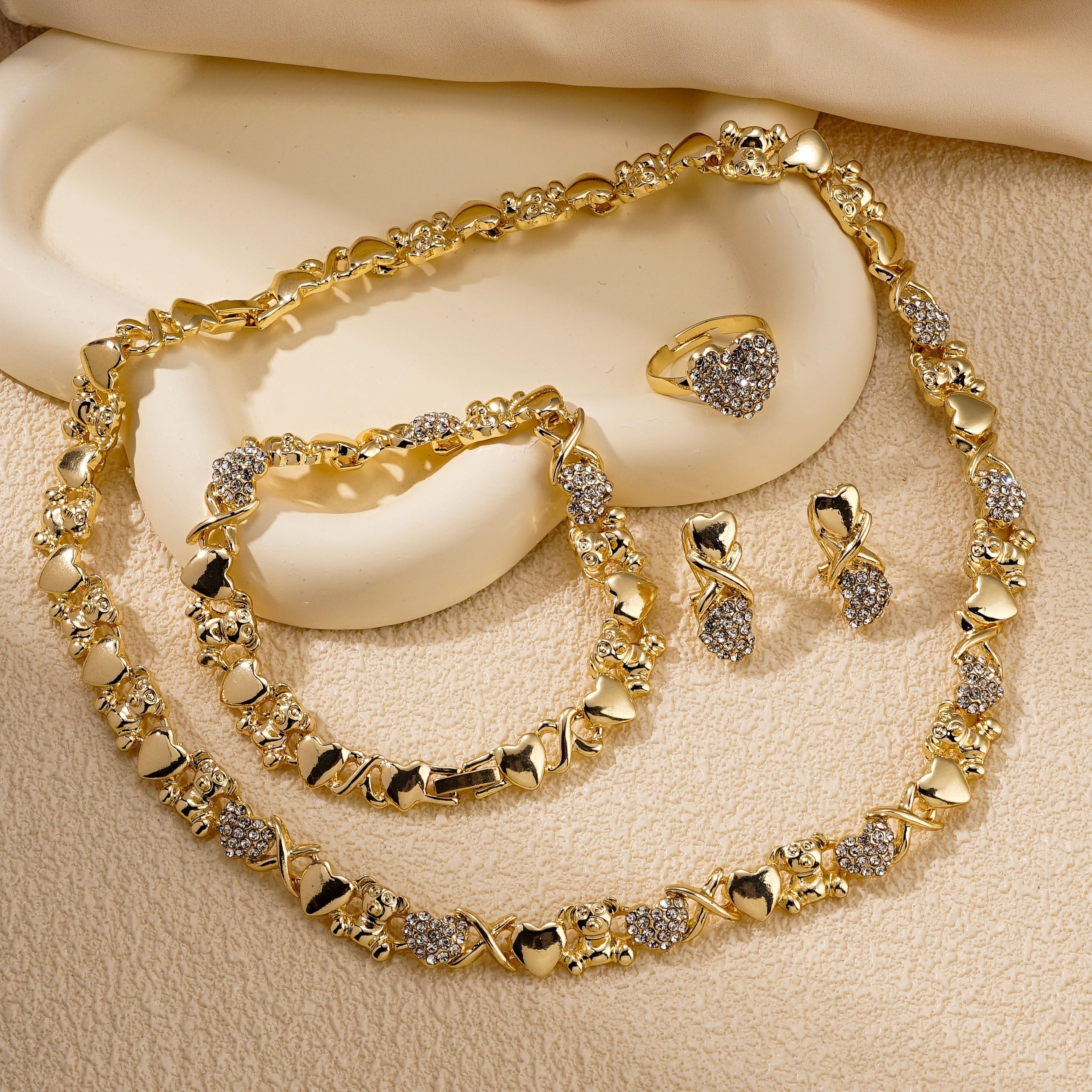 Zarif 5 ta qismli Ayiq va Yurak To'y Zargarlik To'plami - Quloq uzuklari, Uzuk, Bilaguzuk, Marjon - Har kuni yoki maxsus tadbirlar, sovg'a berish va ayollar uchun rasmiy kiyimlarni bezatish uchun ideal