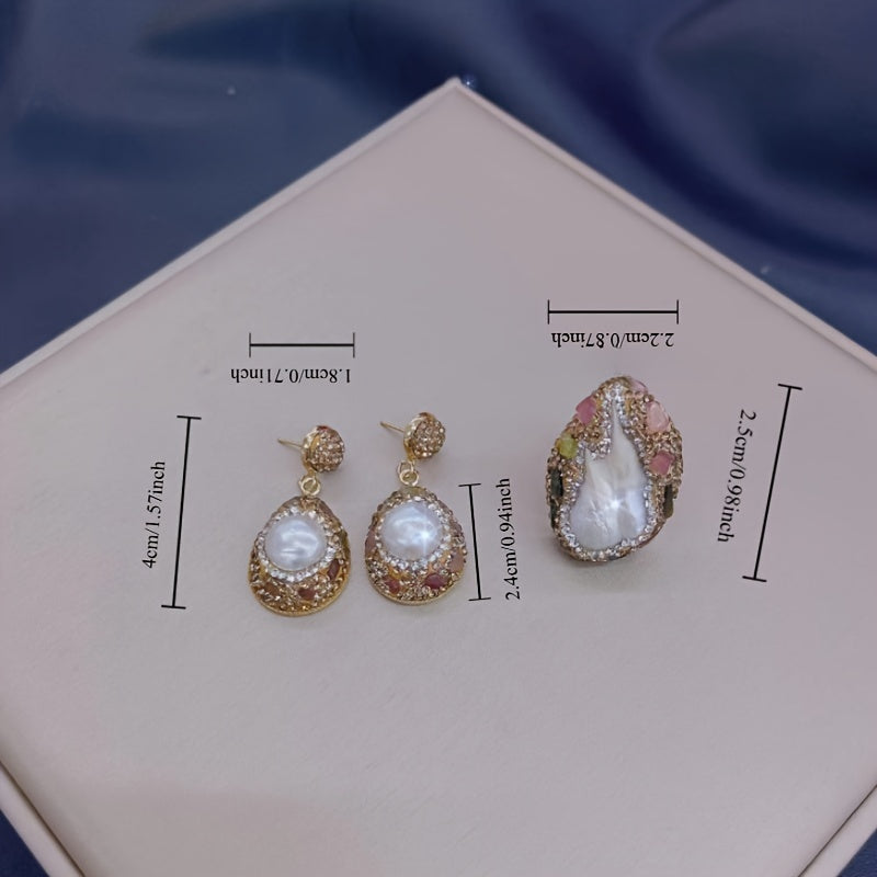 Zarif Barokko ilhomlangan zargarlik to'plami, yuqori sifatli Chex rhinestones bilan, zanjir, uzuk, sirg'a va sviter zanjirli pandentni o'z ichiga oladi.