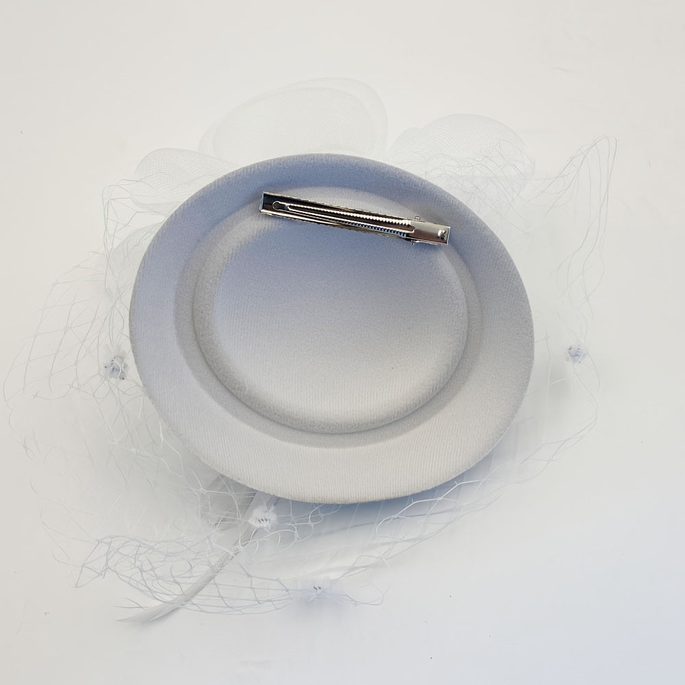 Ayollar uchun vintage qushqo‘nmas va tarmoq shlyapa bilan bezatilgan gullar va kichik shlyapa aksessuari bilan bosh band