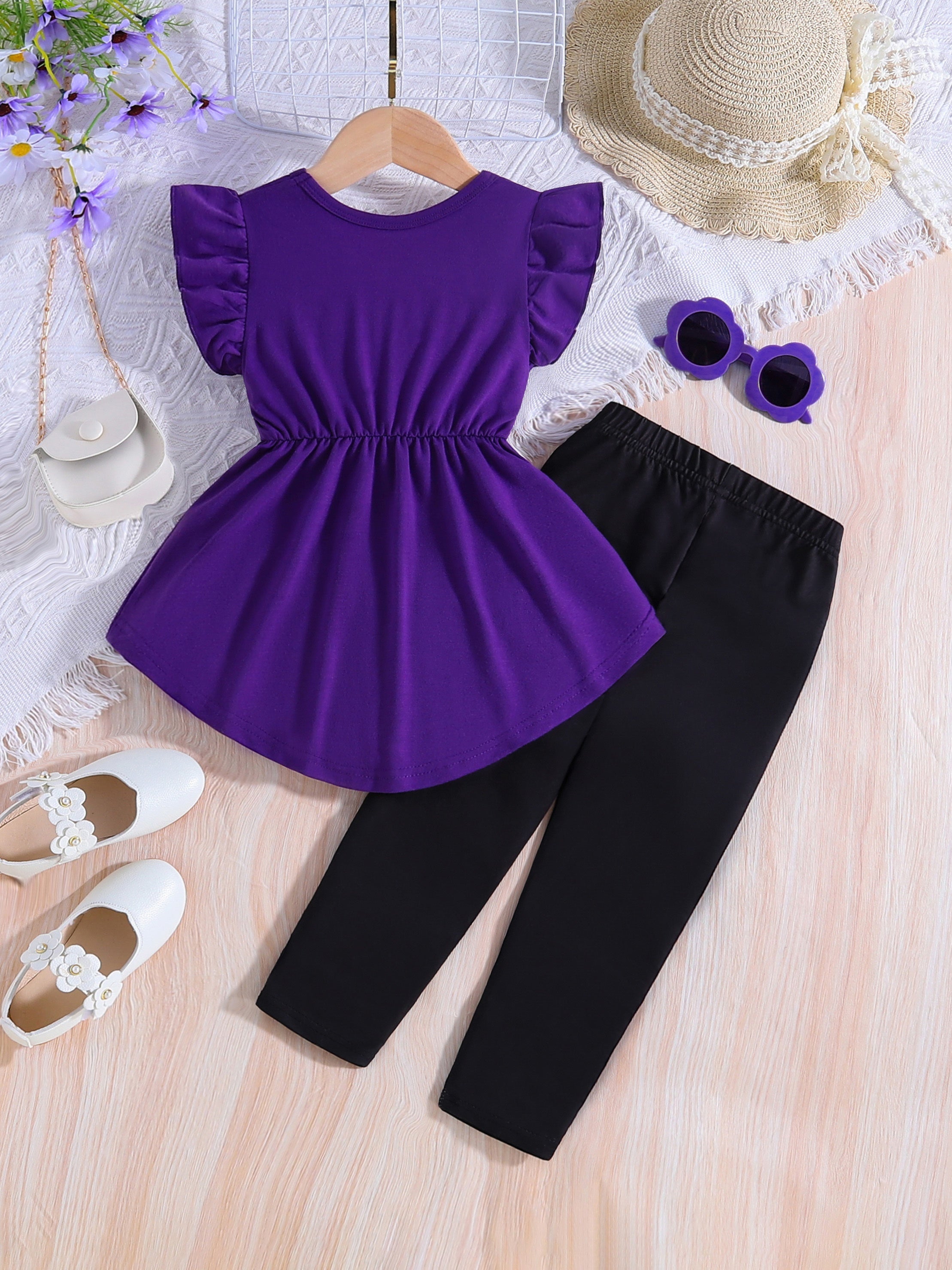 Qizlar uchun 2 qismli to'plam: leopard naqshli va oddiy rangli frill yengli krujka bo'yinli futbolka, kapalak grafikli shimlar bilan, yozgi ochiq havoda kiyish uchun mukammal.