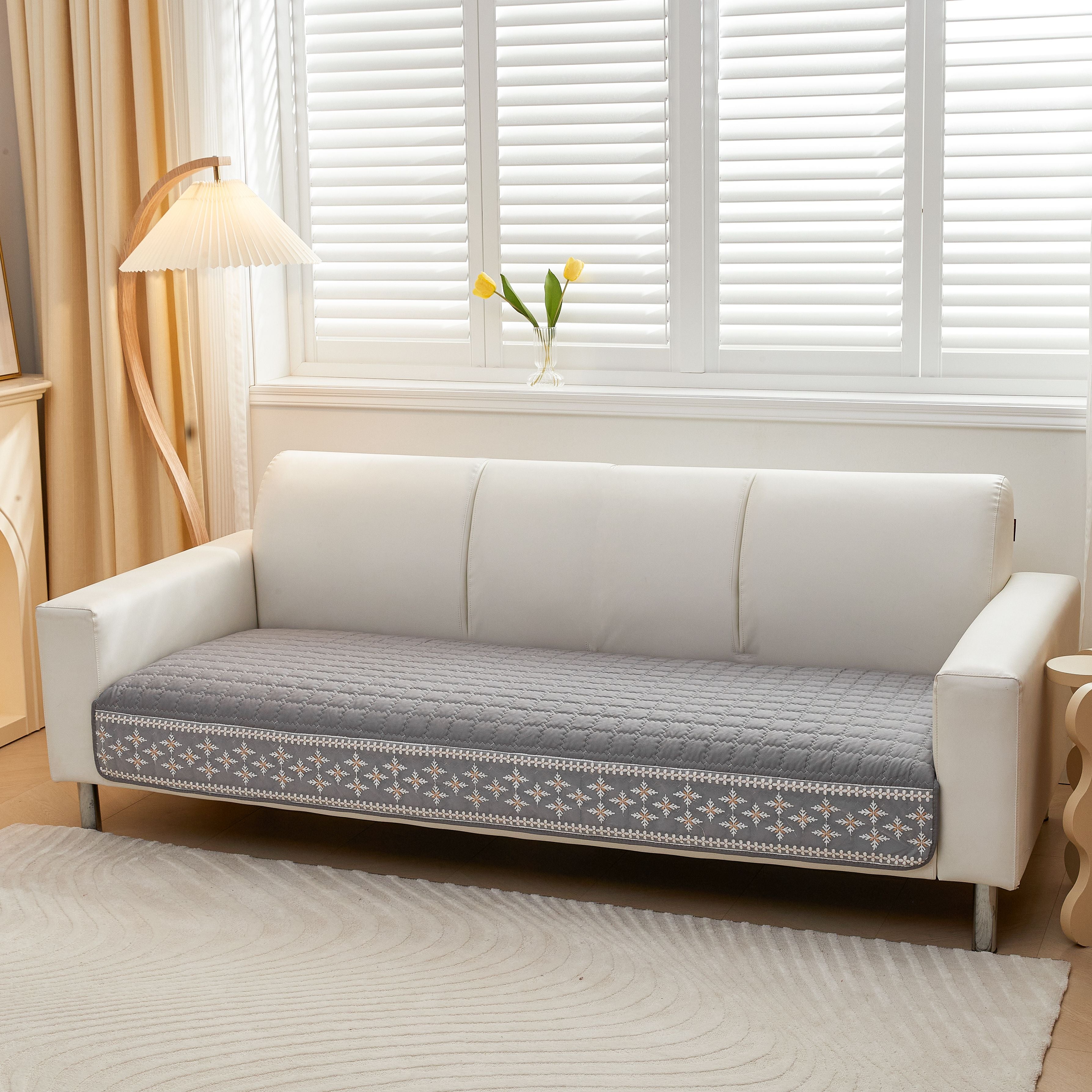 Qor to'pi dantel bezakli va sirpanishga qarshi orqa qoplamali vafli tikuvli divan qoplamasi.