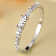 925 Sterling Silver'da to'rtburchakli zirkoniya ingichka halqa - rasmiy tadbirlar uchun mukammal ayollar uchun to'y halqasi