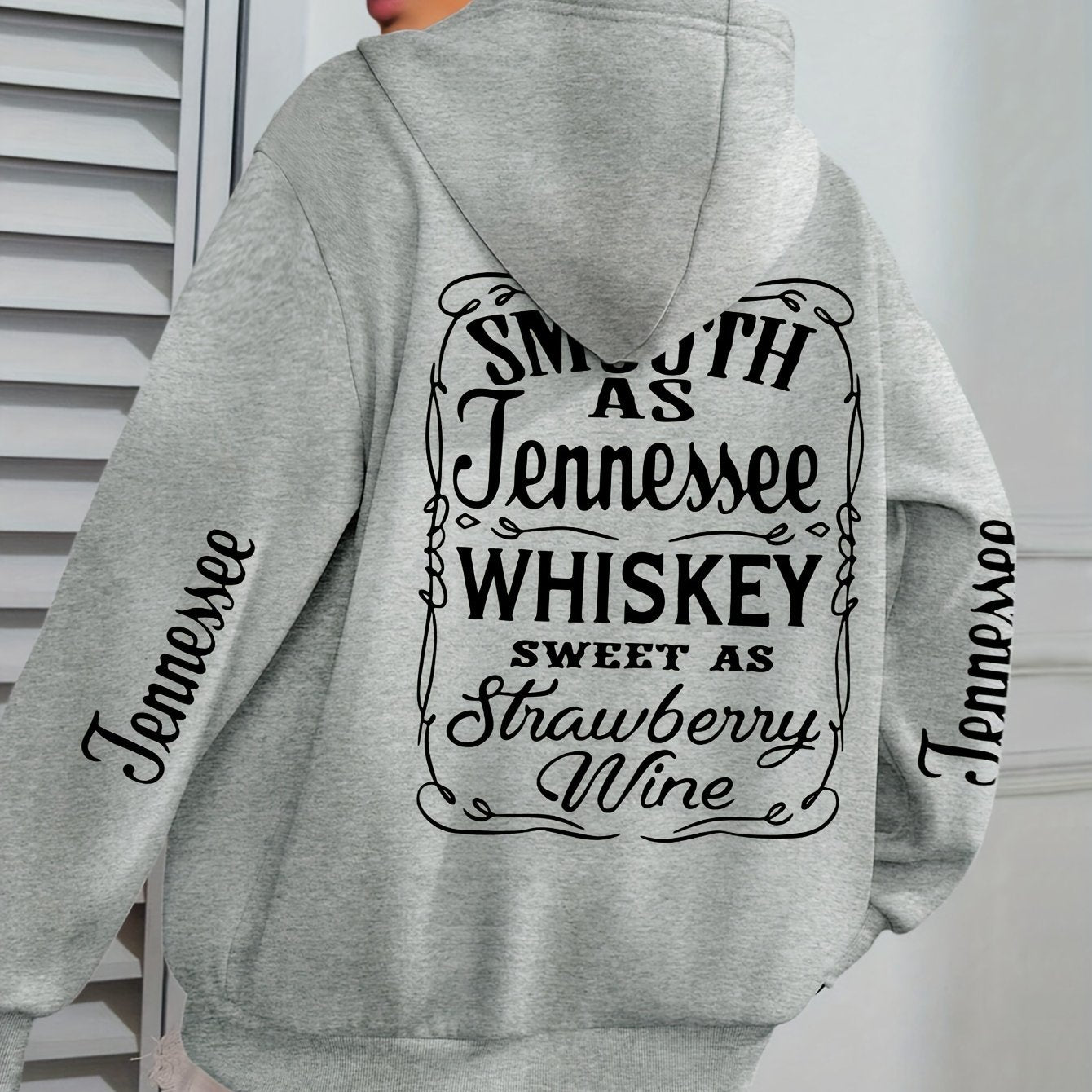 Женский бежевый худи больших размеров с графикой "Smooth as Tennessee Whiskey" — повседневный свитшот с бахромой