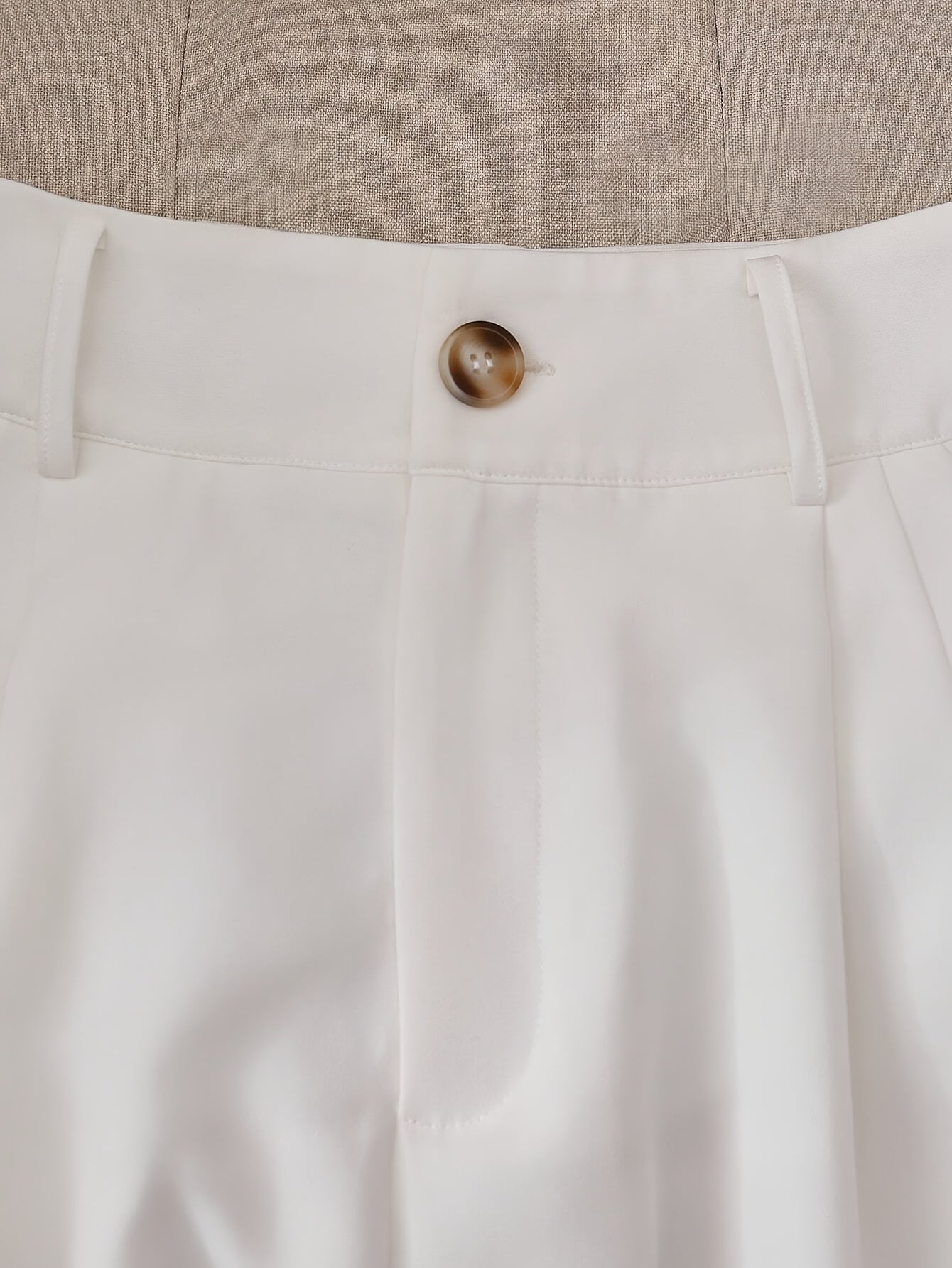 Yuqori belli, bir rangli, ayollar uchun tasodifiy shortlar, yoz uchun mukammal, tor kesim va nafas oladigan mato bilan.