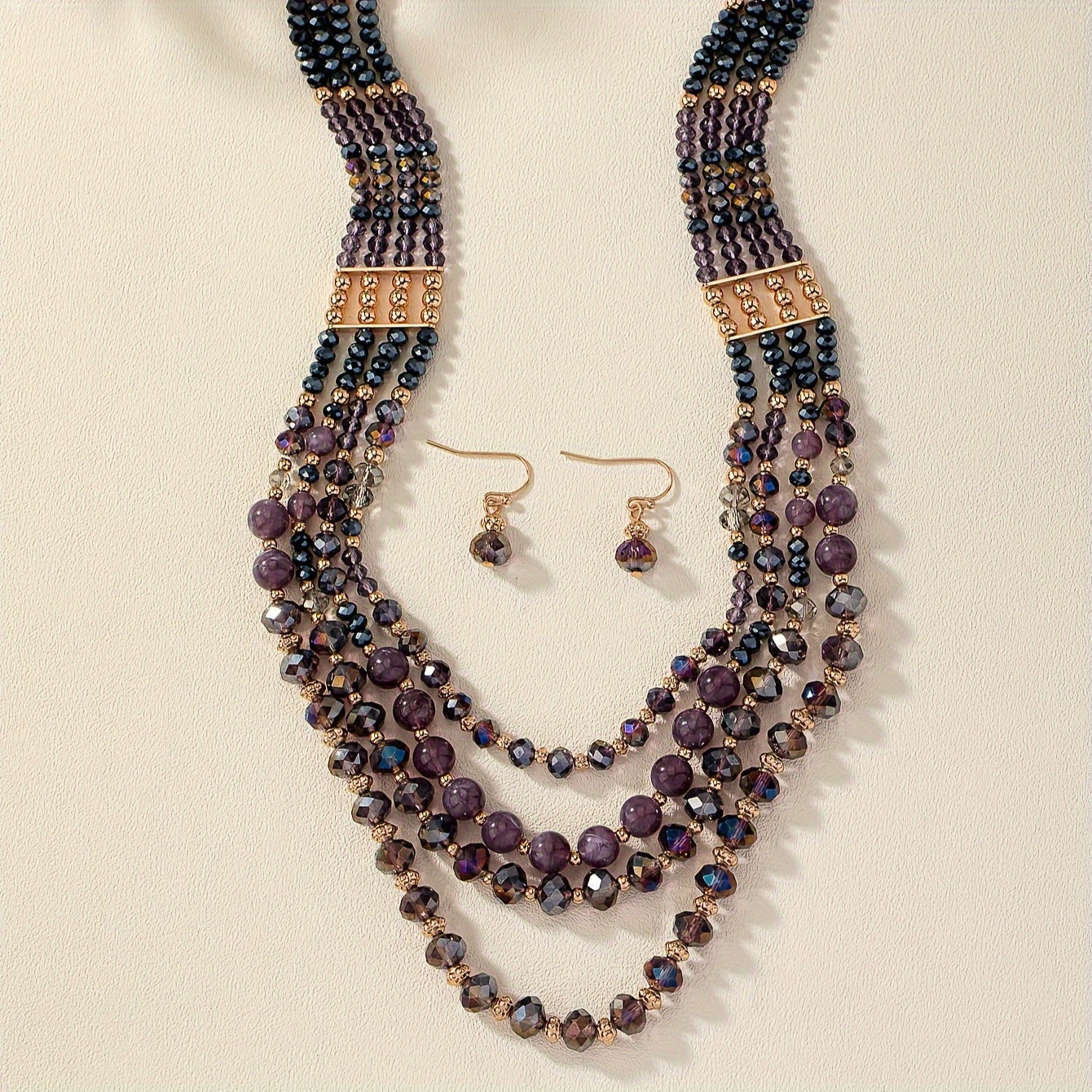 Zamonaviy va nafis, bu Purple Series Beaded Necklace Set uslub va noziklikni namoyish etadi. Bir nechta qatlamlardan iborat bo'lib, u to'plangan holda mukammal va har qanday ayolning zargarlik to'plamiga bir oz hashamat qo'shadi.
