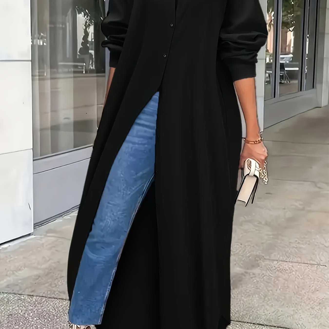 Ayollar uchun tugmachali old qismi bilan bir rangda, zamonaviy uzun plus o'lchamdagi ko'ylak.