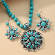 Ushbu qo'l mehnati bilan tayyorlangan zargarlik to'plami uchta bilaguzuk va bir marjonni o'z ichiga oladi, barchasi turkuaz rangli ko'p qatlamli va gullar dizayni bilan. Bu uning kundalik kiyimlariga mos keladigan mukammal sovg'a.