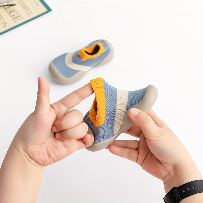 Bolalar uchun karton yuruvchi paypoqlar, rezina taglik bilan, ko'k va sariq chiziqli naqshda, kichik bolalar va maktabgacha yoshdagi bolalar uchun qulay.