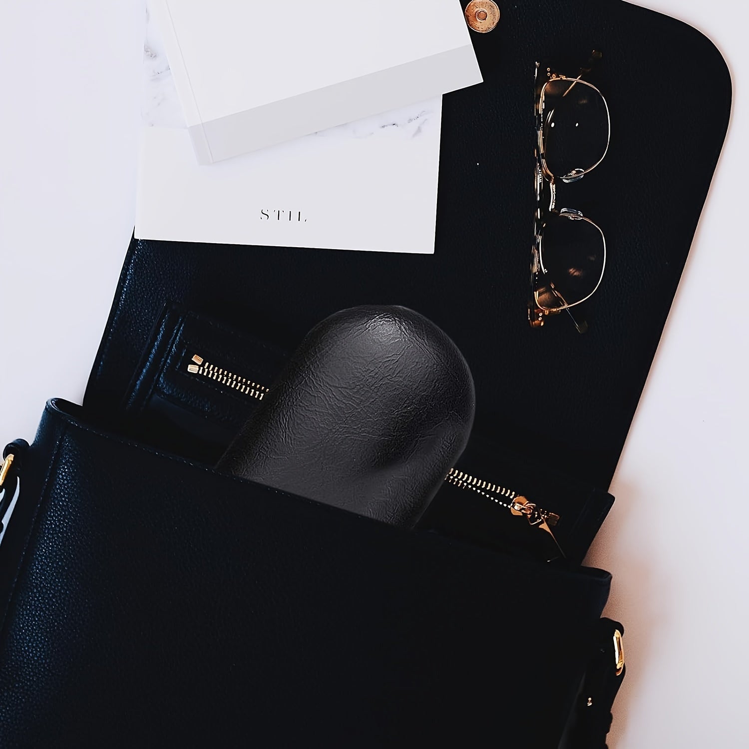 O'zingizga zamonaviy Charmli Ikki Qavatli Ko'zoynak Qutisini oling, ichida qulay ko'zgu bilan - sayohat qilish, uyda foydalanish va ko'zoynaklaringizni xavfsiz va ishonchli saqlash uchun ideal!