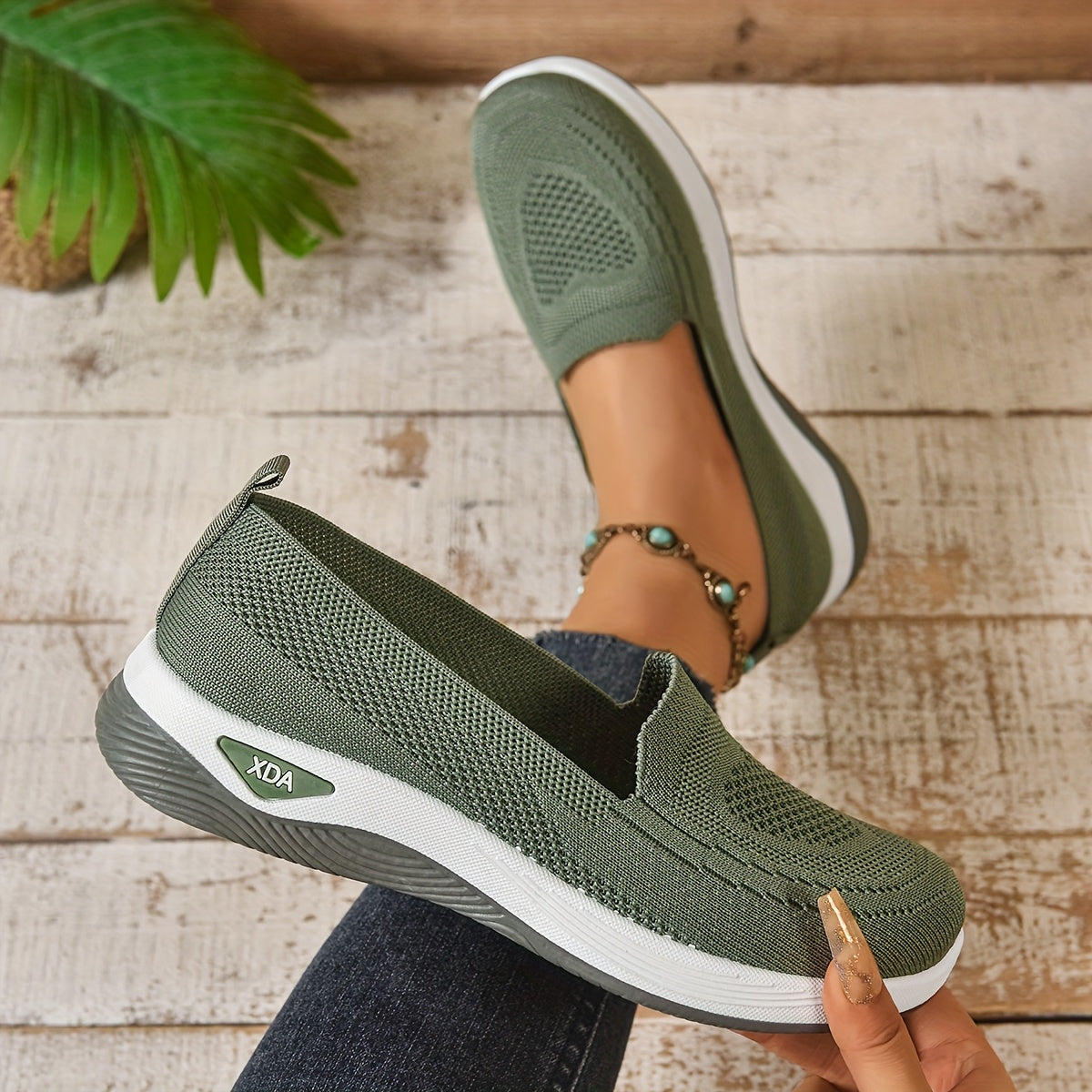 Ayollar uchun kundalik slip-on sport poyabzali, nafas oluvchi to'qima, pastki qismi g'ovak g'ovak, rezina tagli