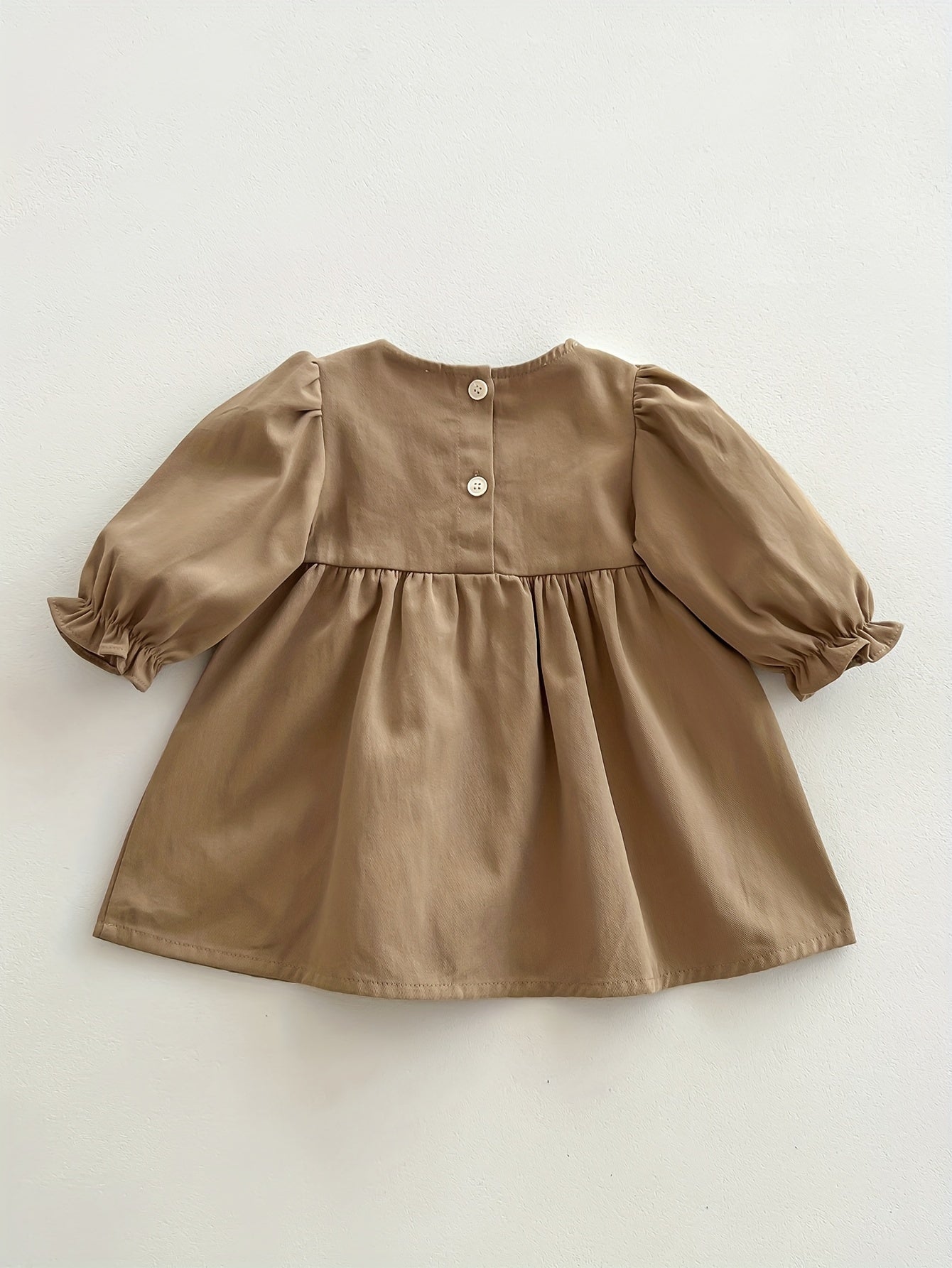 Bola va kichik qizlar uchun vintage malika ko'ylagi, kollej uslubidagi bog'ich va qayin yaprog'i dizayni bilan.