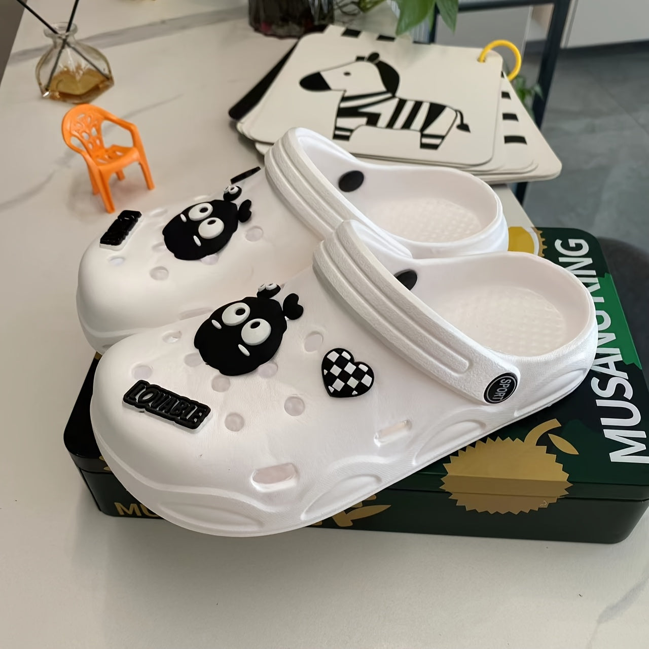 Женские пляжные туфли с милыми кошачьими украшениями, изготовленные из EVA-материала с нескользящей подошвой. Идеально подходят для пляжа, сада и домашней носки. Отличная идея для подарка на праздник. (Аксессуары не включены)