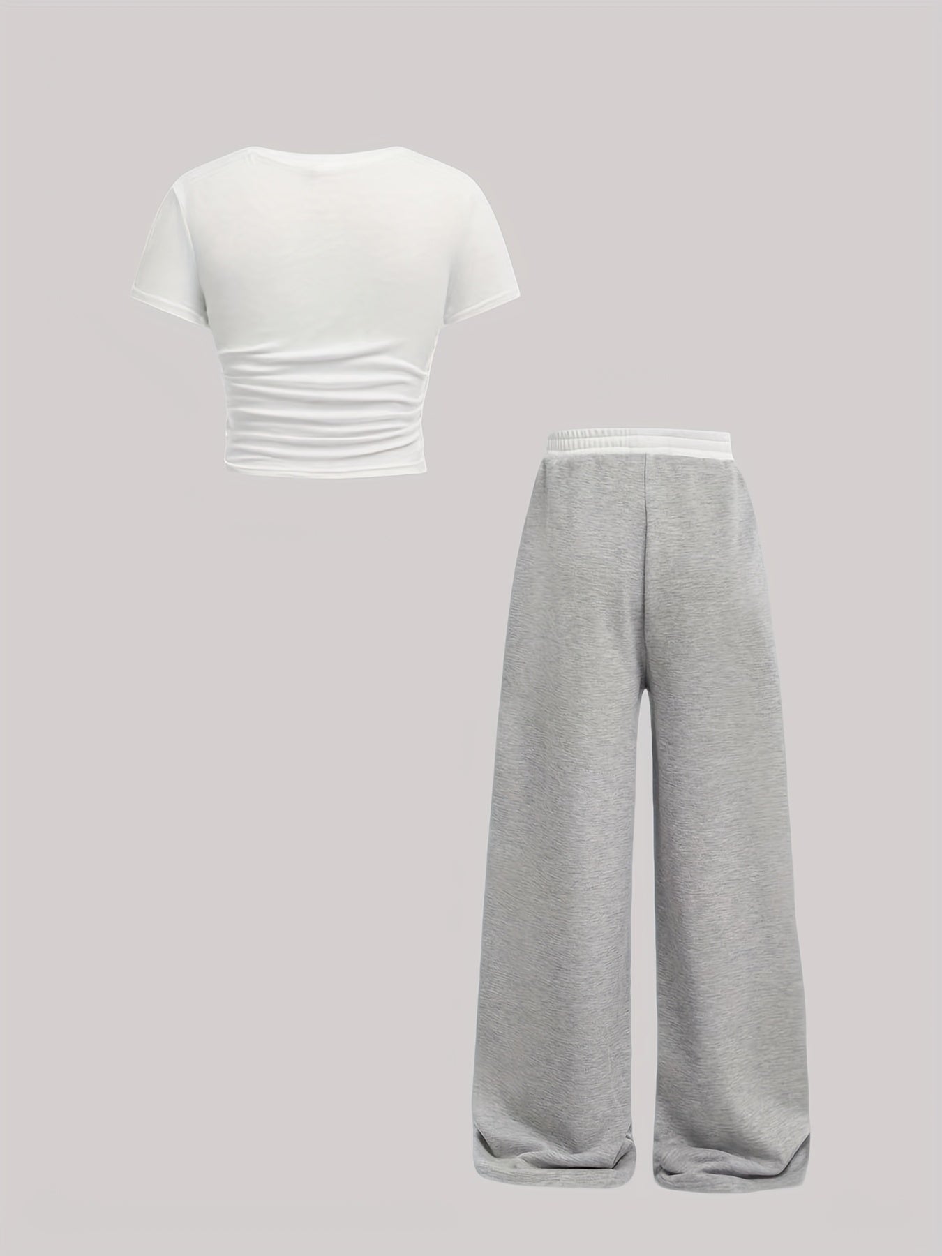 Katta qizlar uchun zamonaviy yon qirqimlar, bir xil rangdagi yuqori qism va to'g'ri oyoq shimlar bilan qulay bahor va yoz ko'rinishi.