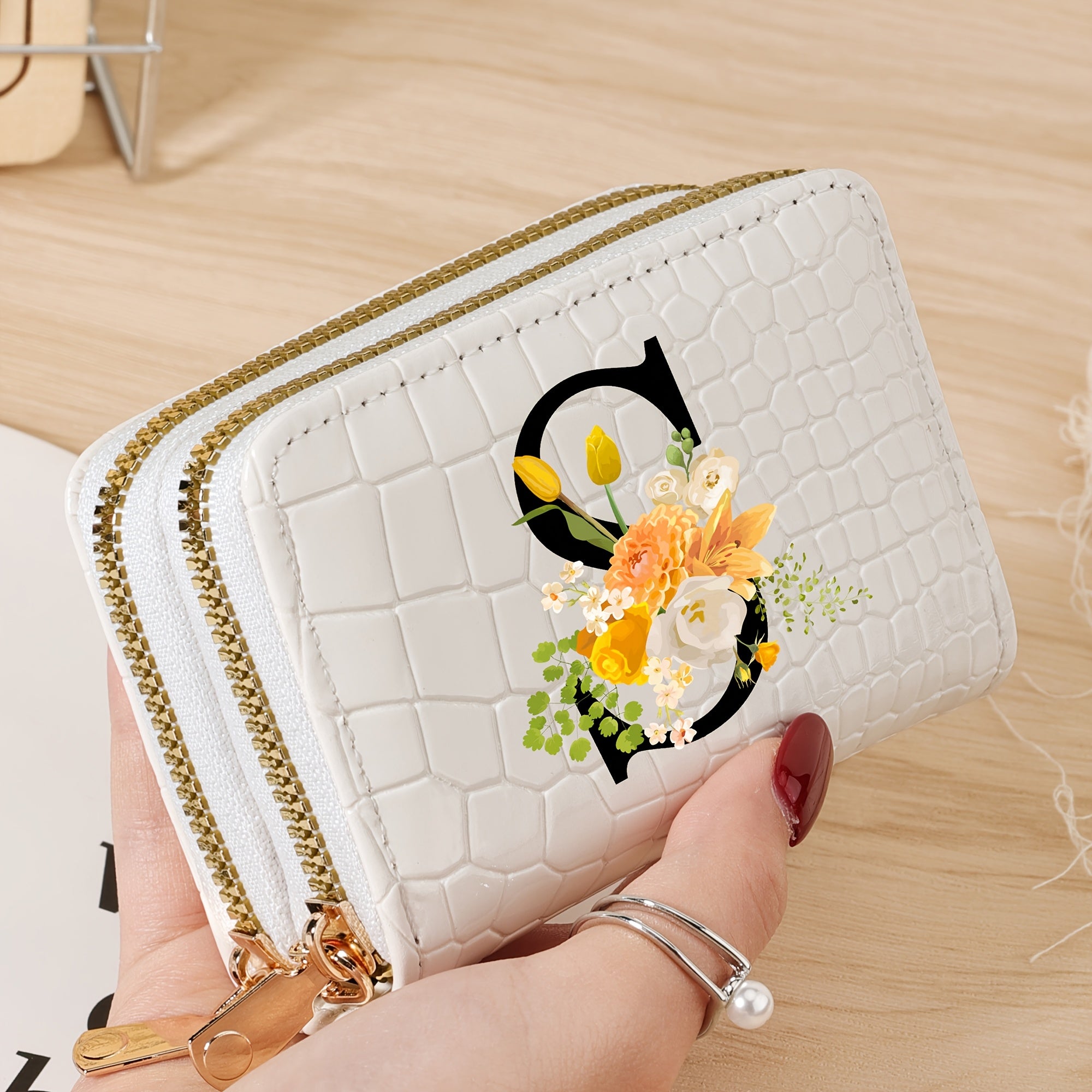 Bir nechta slotlari va zamonaviy fermuari bo'lgan mustahkam kredit karta saqlash sumkasi, maktab, yotoqxona va maktabga qaytish uchun zarur bo'lgan buyumlar uchun.