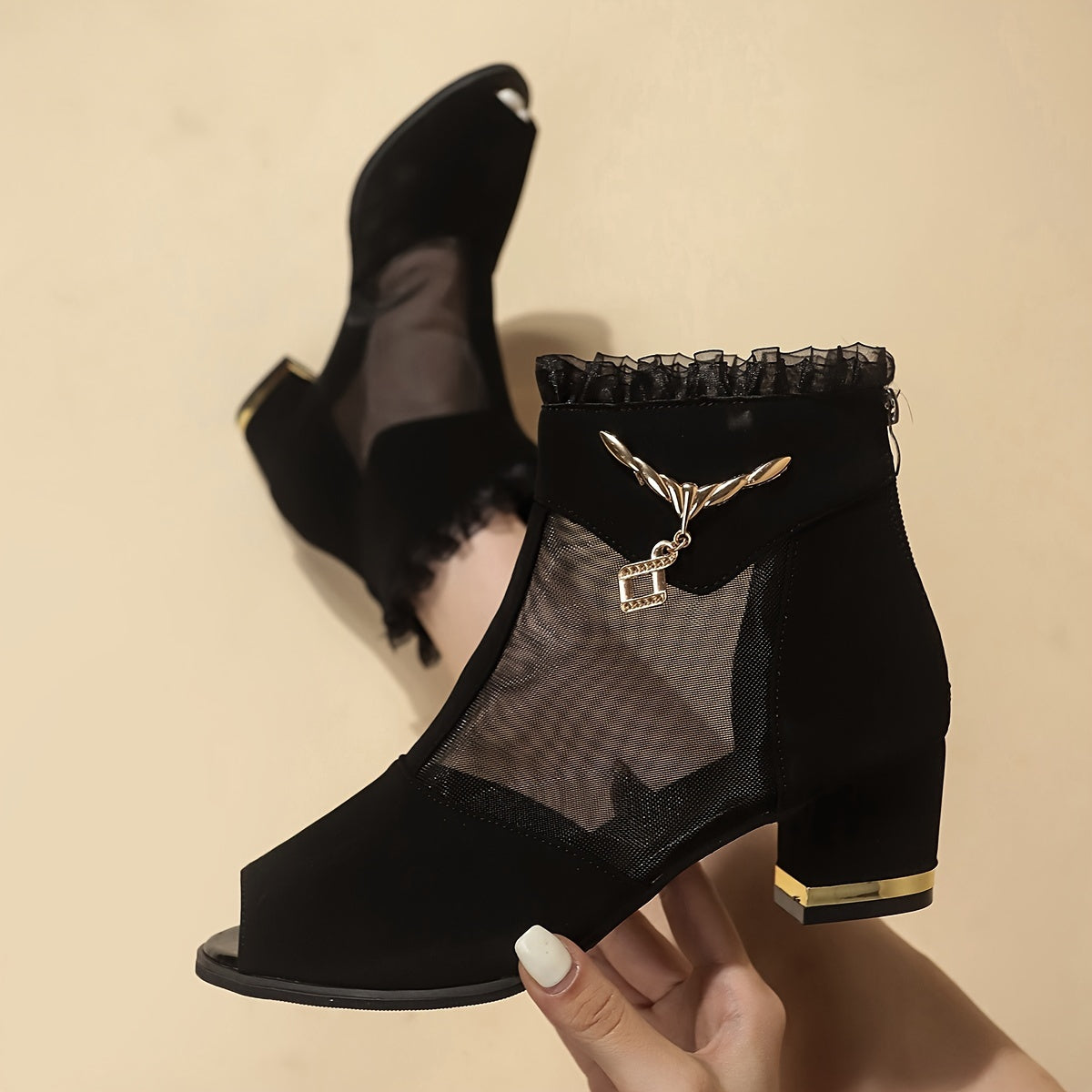 Ayollar uchun ochiq barmoq, orqa fermuar va zamonaviy dizaynga ega nafas oladigan to'rli qalin poshnali sandeallar.