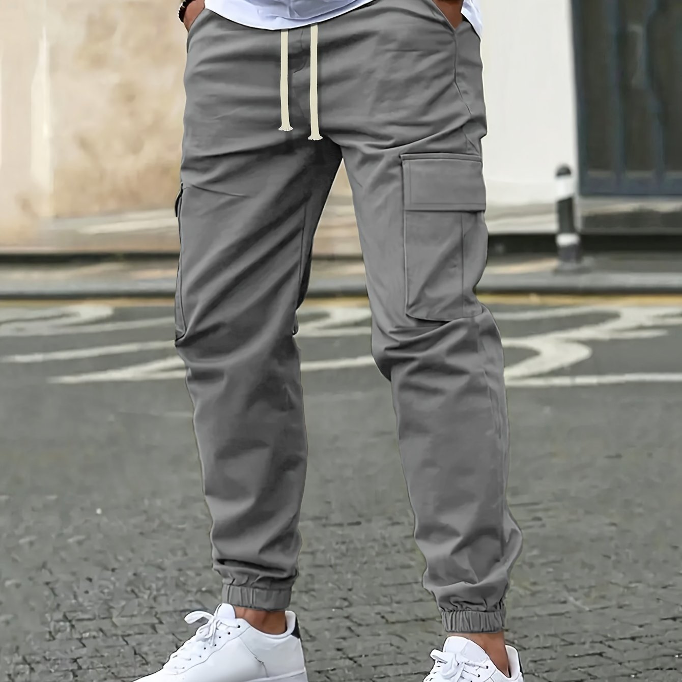 Yozgi ochiq havoda faoliyatlar uchun mukammal, yon cho'ntaklari bilan bir xil rangdagi erkaklar uchun qulay polyester yuk shimlar.