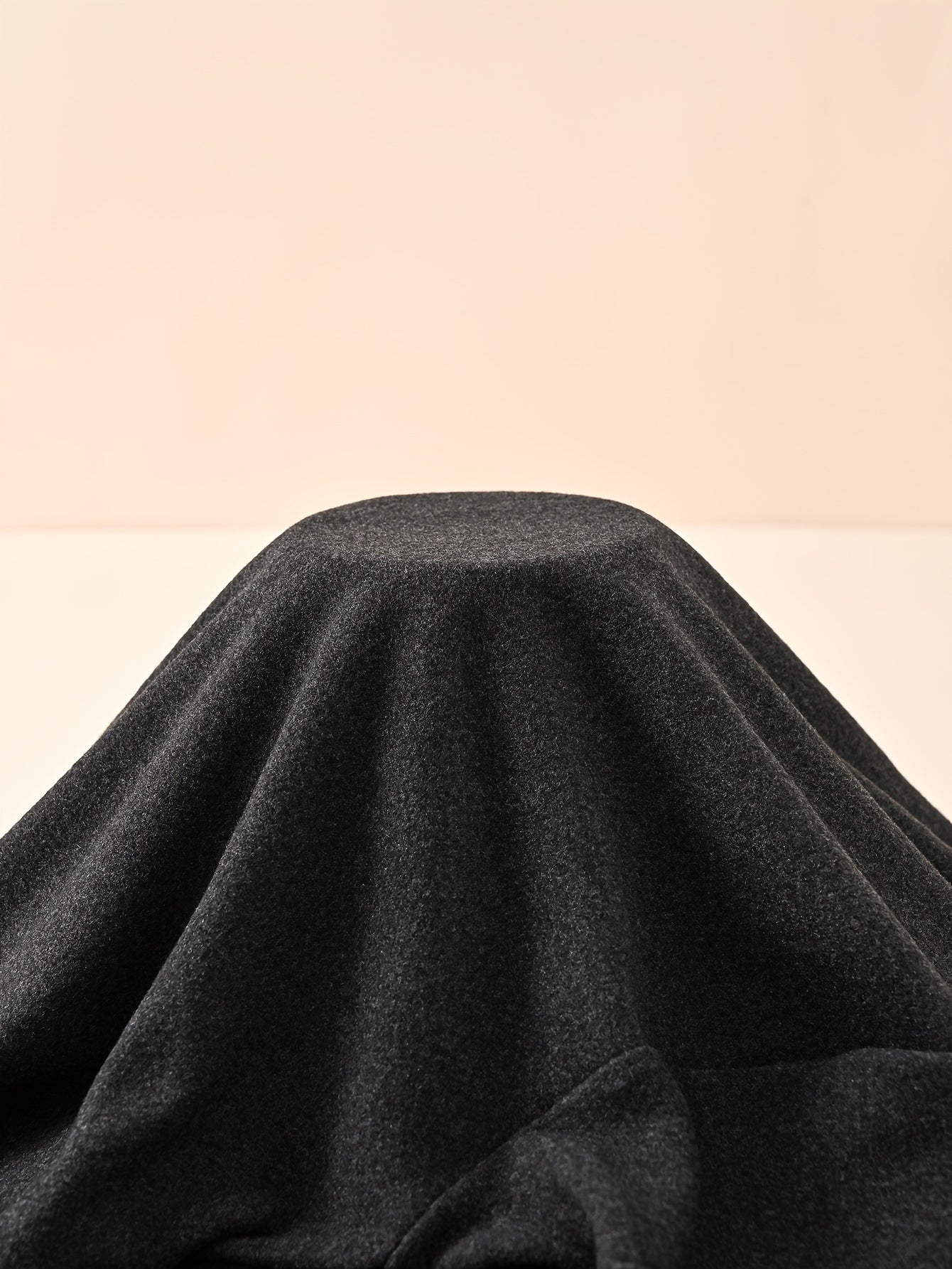 Erkaklar uchun yupqa terma shimlar, iliq flis bilan qoplangan legging uslubida, cho'ziluvchan polyester/spandex aralashmasidan tayyorlangan, kulrang rangda. Qishki qulaylik va norasmiy kiyim uchun mukammal.