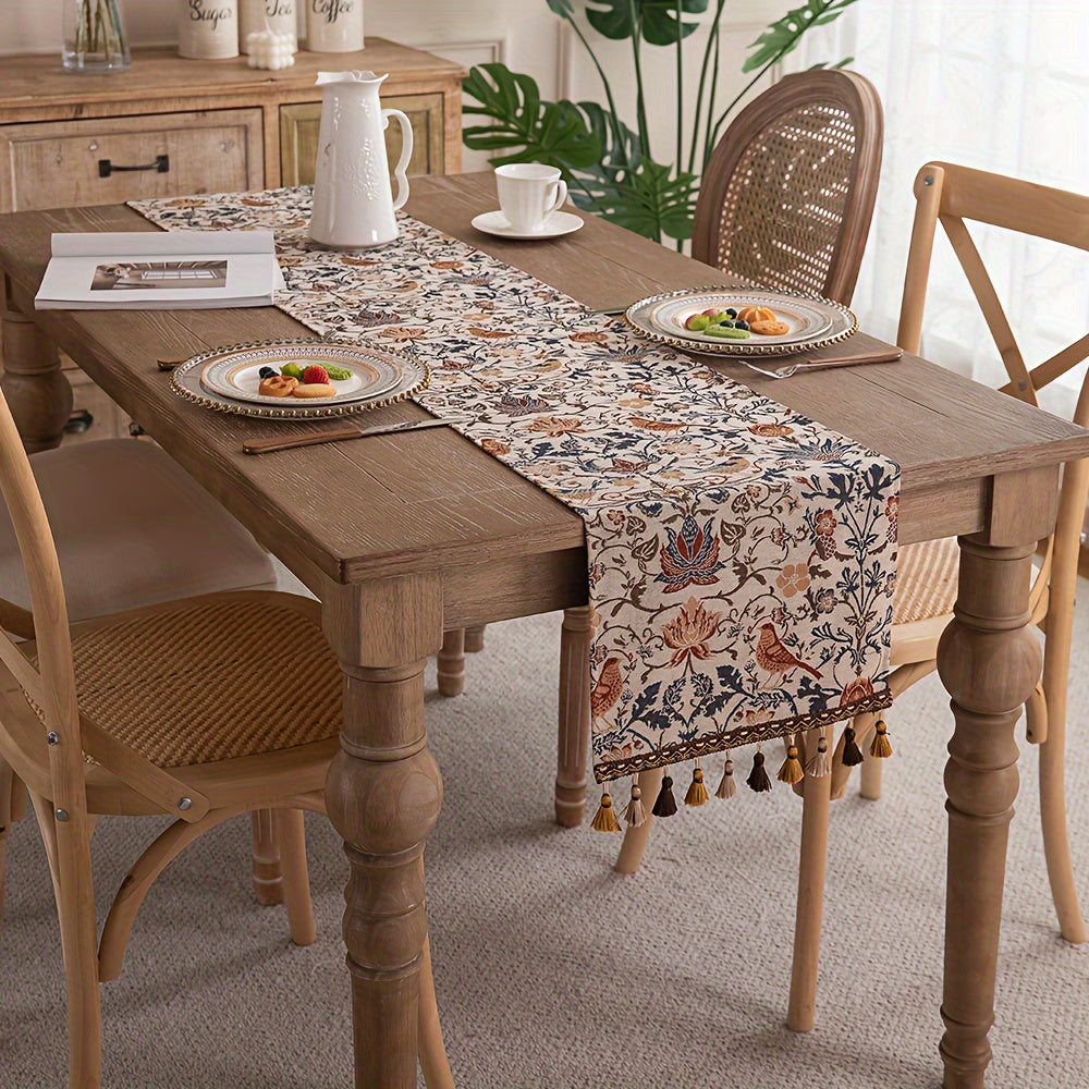 Qadimiy gullar va qushlar bilan bezatilgan jakkard mato, rustik qishloq uslubida tassellari bilan. Polyesterdan tayyorlangan, kengligi 33 sm. Ovqatlanish, kofe va choy stollari uchun ideal. Qadimiy dizayn, polyester mato.