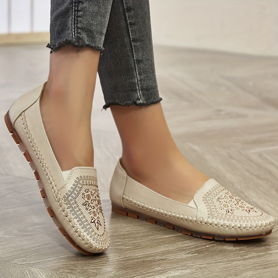 Ayollar uchun jigarrang sun'iy qoplama bilan bezatilgan, gullar naqshiga ega va payetlar bilan bezatilgan nafis slip-on poyabzal. Qulay yumshoq taglik, barcha fasllar uchun mos, yetuk uslub uchun mukammal.