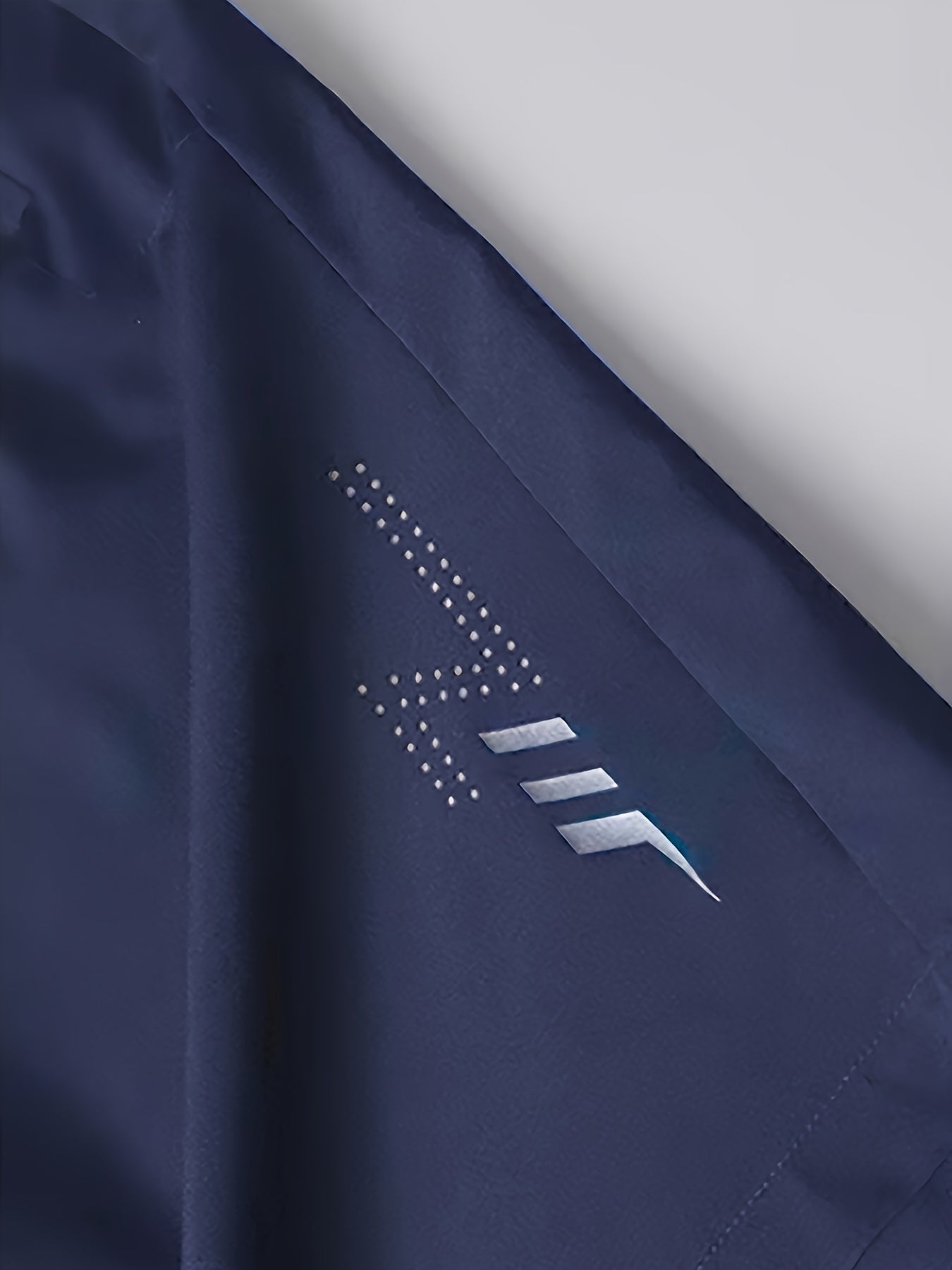 Yozgi mashg'ulotlar uchun elastik belga ega tez quriydigan erkaklar shortlari.