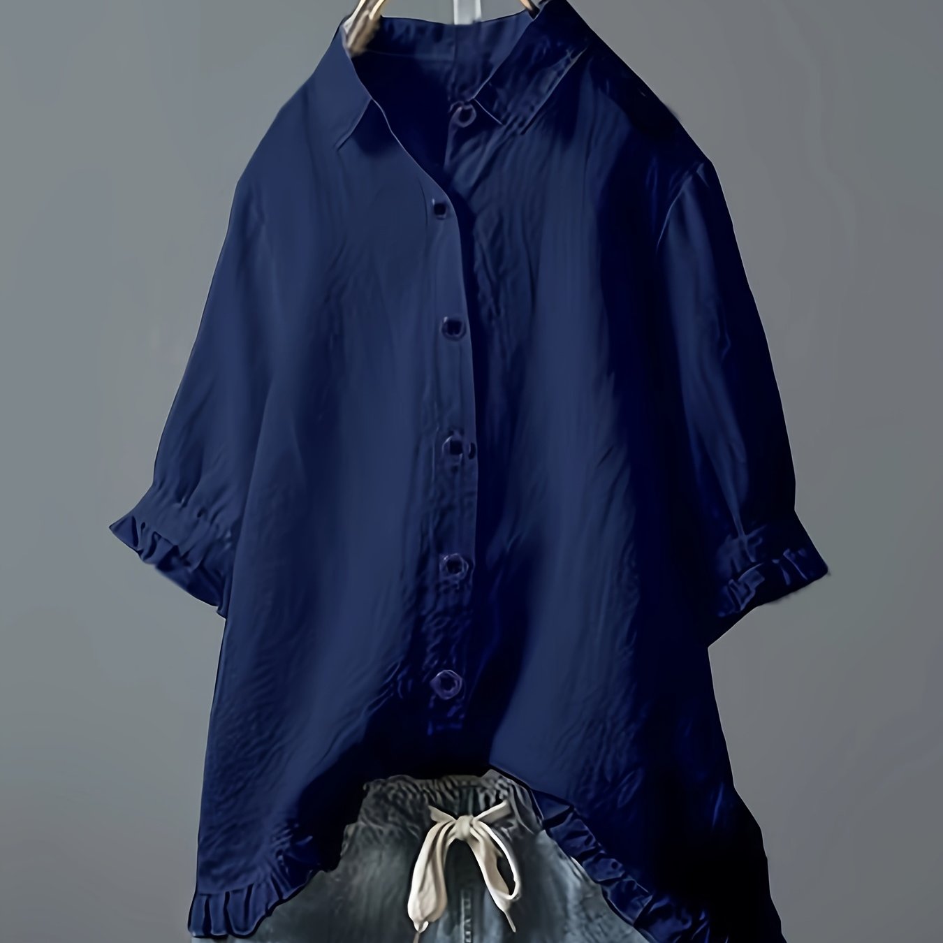 Plus o'lcham ayollar uchun yengil ko'k rangli kundalik ko'ylak, rufflesi bo'lgan qisqa ko'kraklar va cho'ntaklar