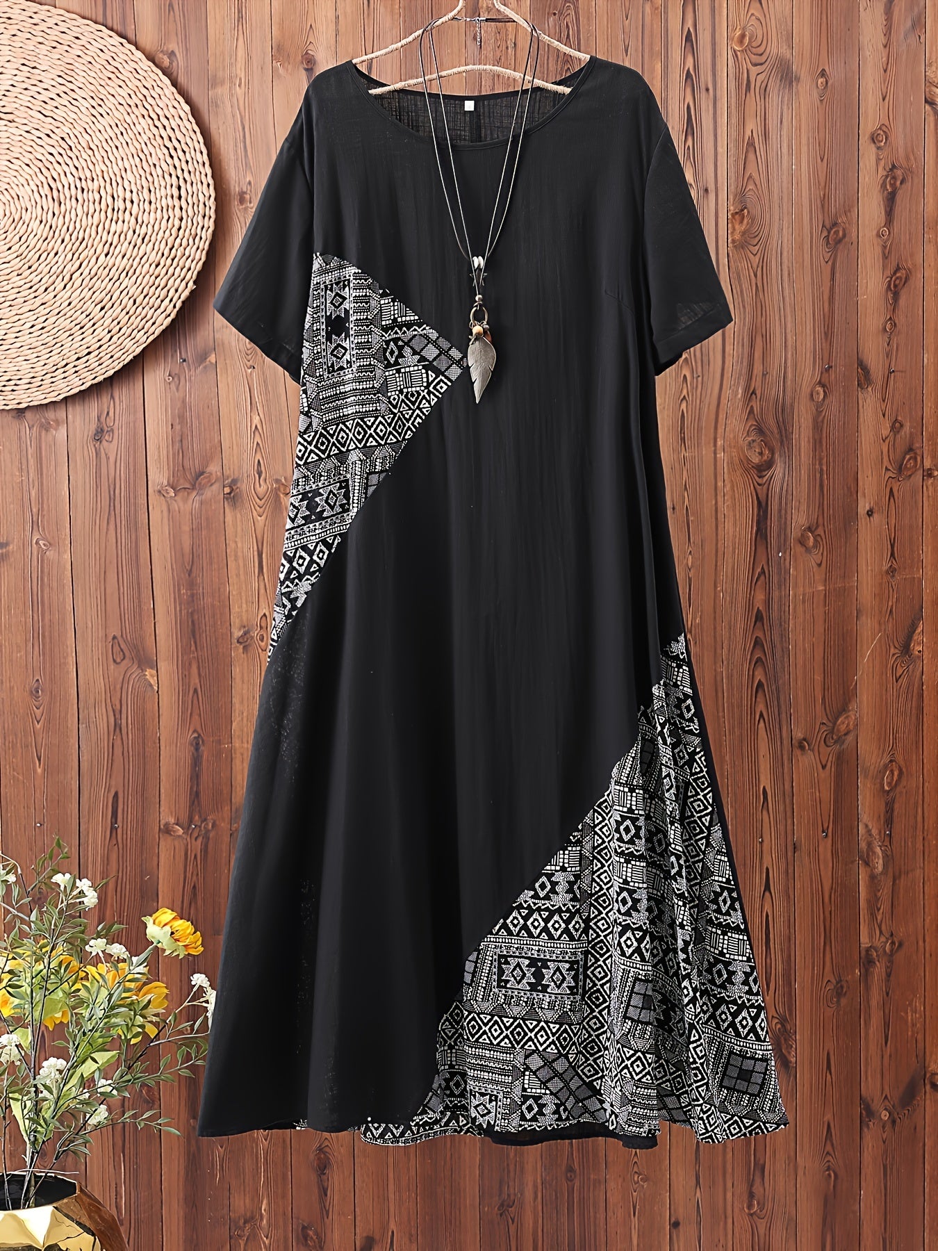 Платье из геометрического принта с заплатками из рами с короткими рукавами и круглым вырезом