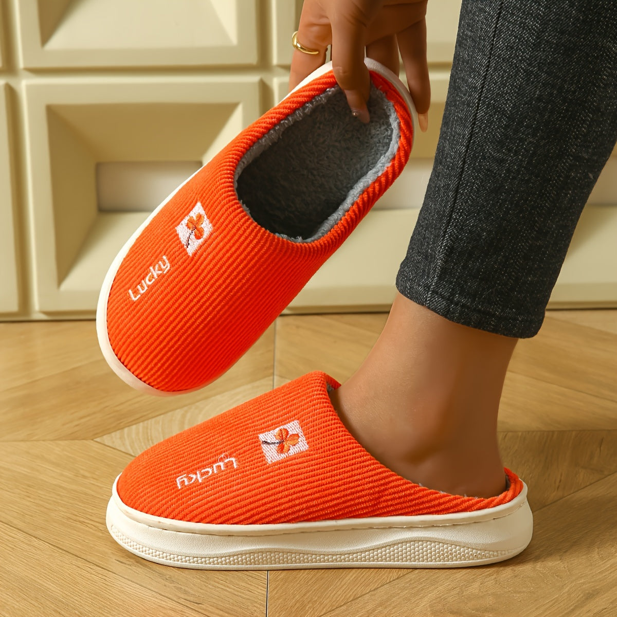 Ayollar uchun plüsh mo'rtli ichki chanoq, issiq qish yotoq xonasi poyabzali