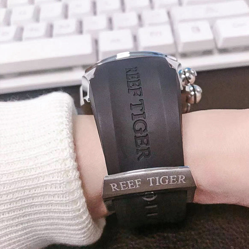 Reef Tiger Lüks Erkaklar Mexanik Tourbillon Soati, ko'k dial, zanglamas po'latdan yasalgan korpus, silikon tasma, kalendar funksiyasi, avtomatik qaytargich, sport dizayni RGA3069, norasmiy foydalanish uchun mos.