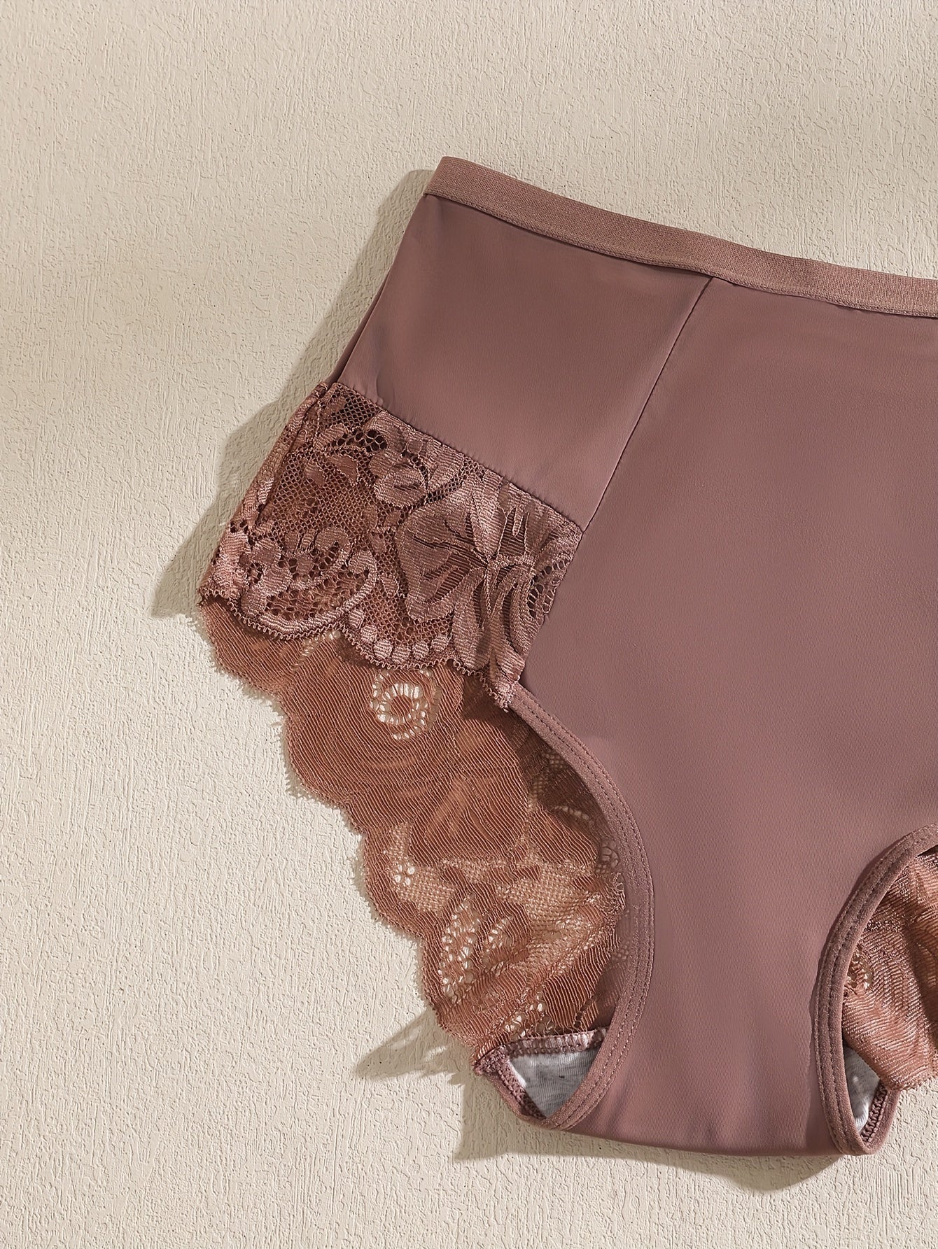 3 juft kontrast rangli dantelli ichki shimlar, qulay va nafas oladigan kiyim uchun qirralari qirrali. Ayollar uchun ichki kiyim va ichki kiyimlar uchun ideal.