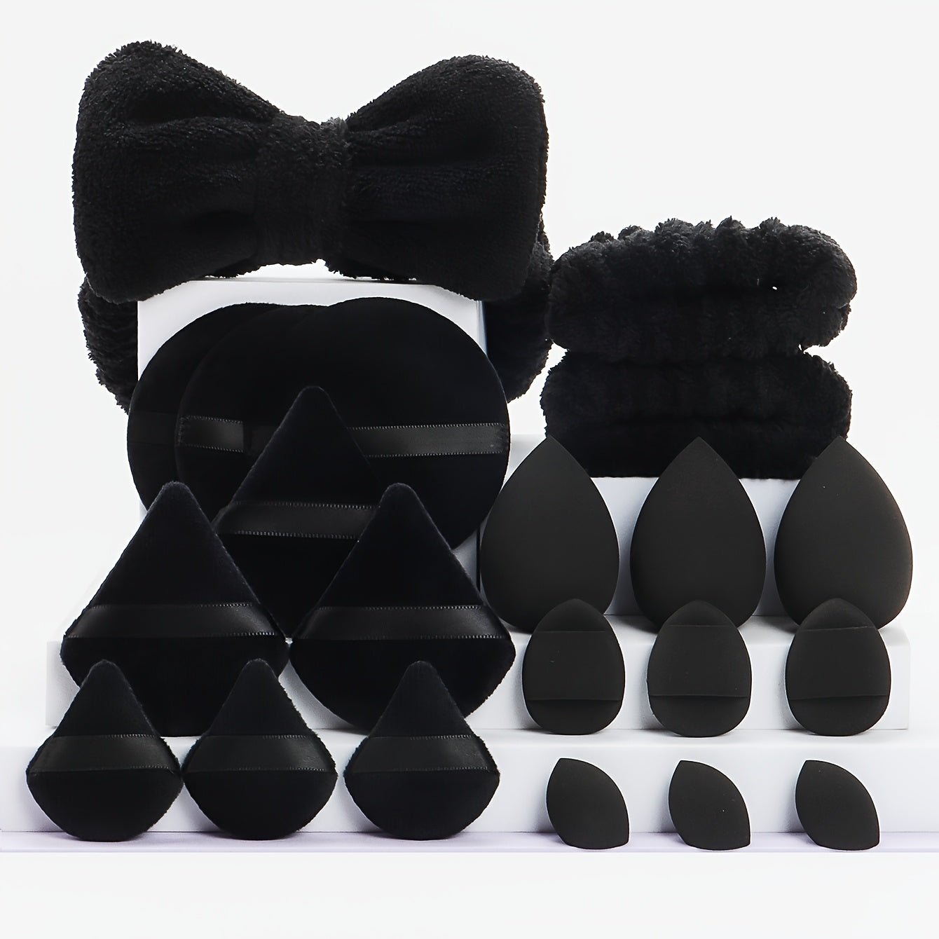 21 ta soch aksessuarlari to'plami, shu jumladan, kapalak boshbandi, bilakbandalar, kukun pufflari, makiyaj gubkalari, barmoq yostiqlari, makiyajni olib tashlash padlari va mini go'zallik gubkalari.