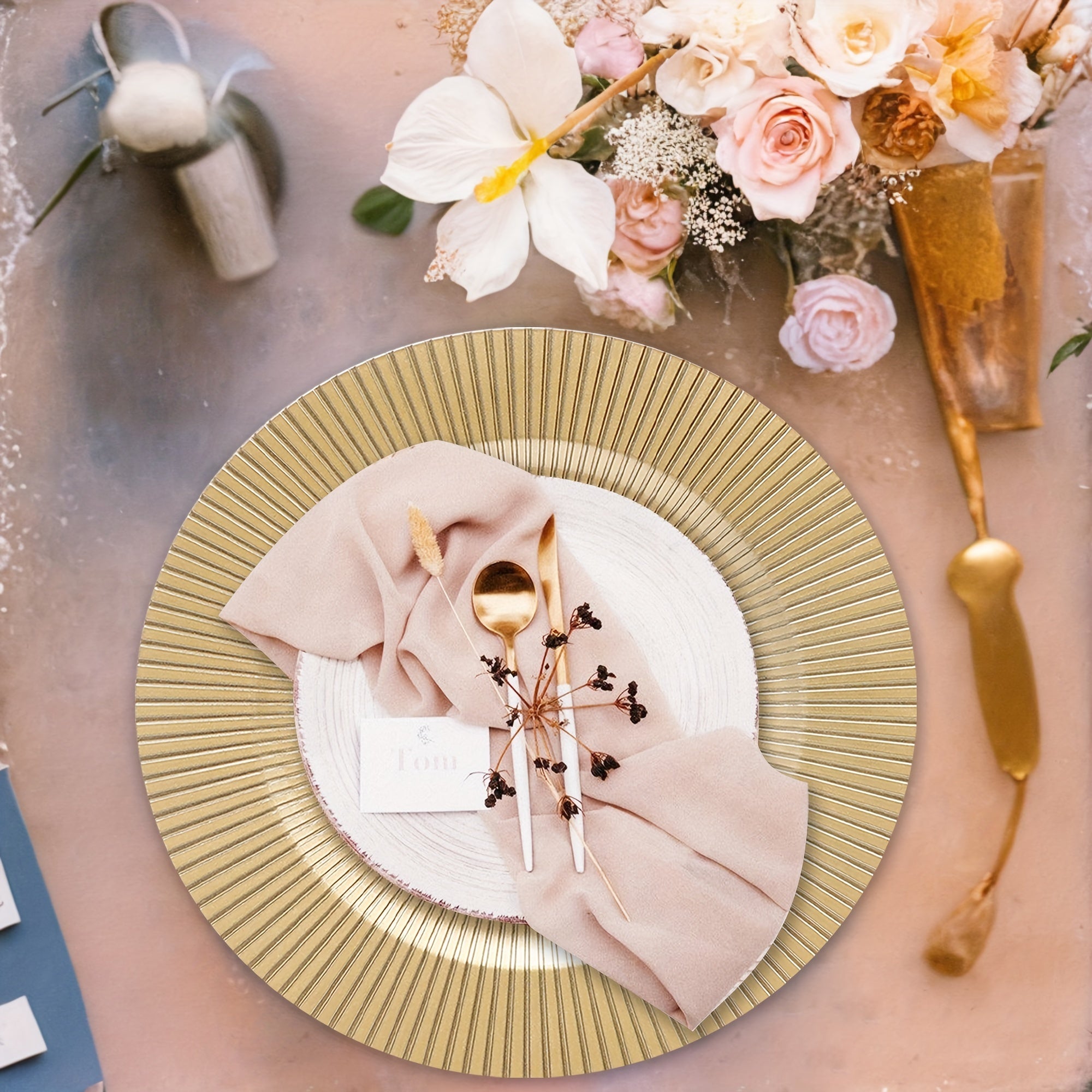 Paquete de 40 platos de plástico para cargadores de 13 pulgadas, diseño redondo decorativo en oro con motivo de arrecife, ideal para bodas y fiestas