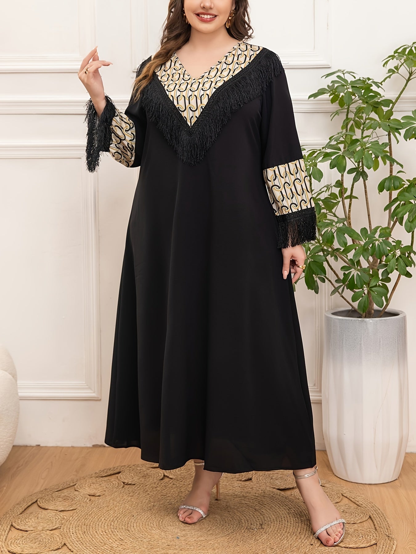 Plus o'lcham ayollar uchun V-yonoqli tassel kiyi qora geometrik bosma barcha mavsum uchun