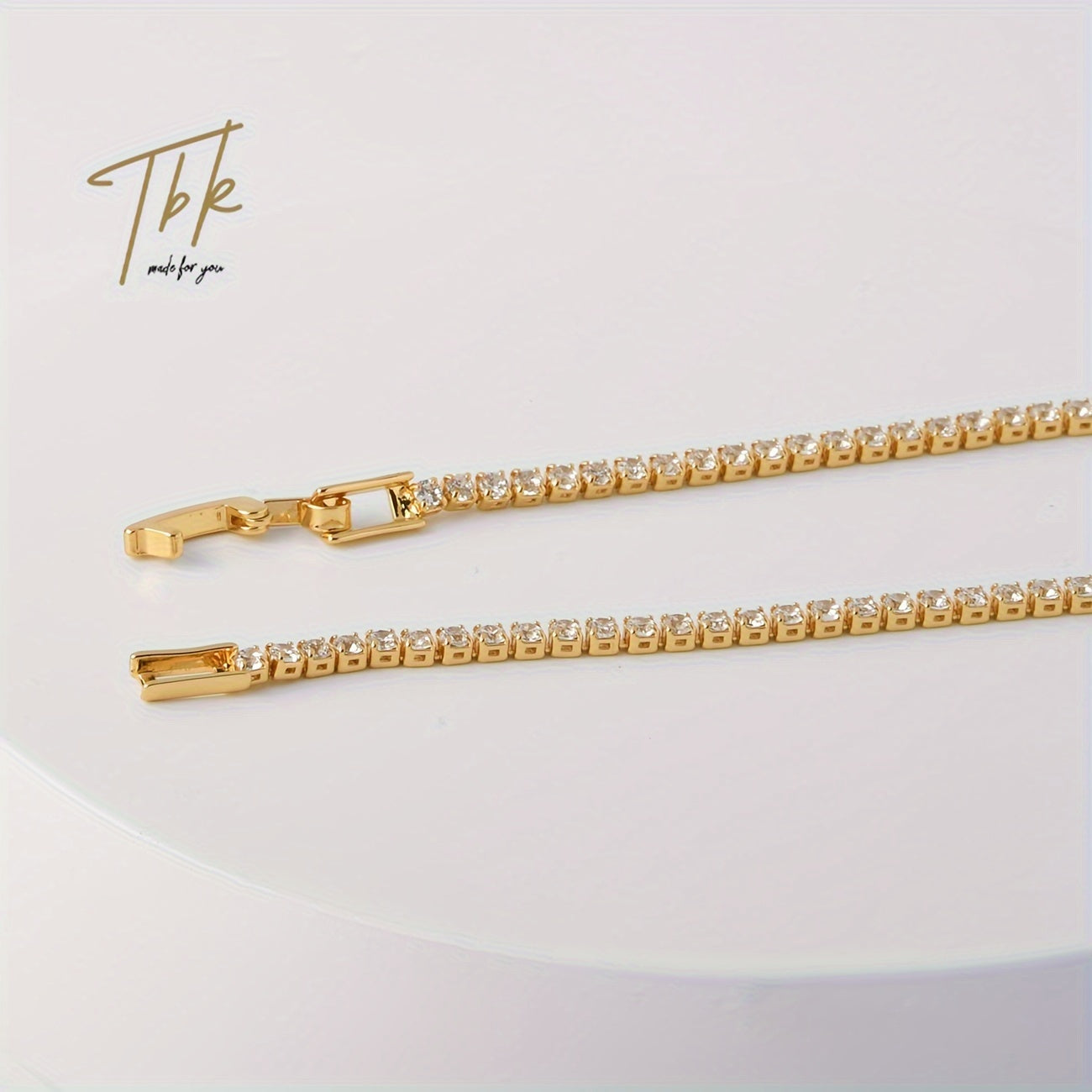 Bu porloq titan po'latidan yasalgan, zirconiy bilan bezatilgan tennis bilaguzuk bilan muzlatib oling, qo'shimcha hashamat uchun sovg'a qutisida taqdim etilgan.