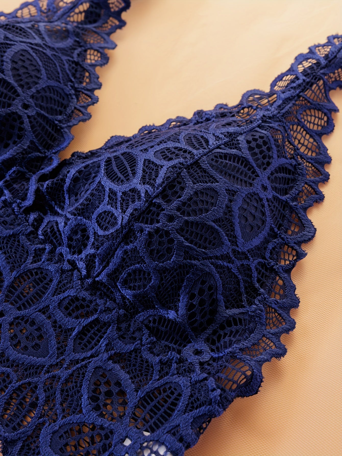 3-qismli gullar bilan bezatilgan dantel ichki kiyim to'plami, simsiz brassiyer va thong ichki kiyimlar bilan