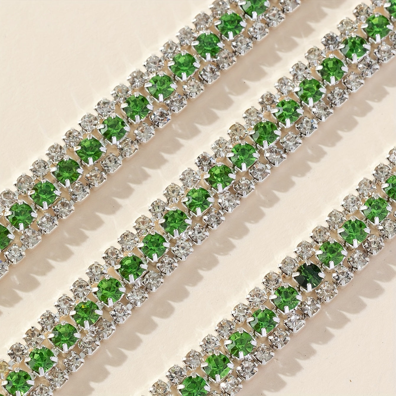 Ushbu 90 sm uzunlikdagi ko'p rangli rhinestone zanjiri 8# va 16# o'lchamdagi uch qator to'plardan iborat. Bu poyabzal, kiyim, sovg'a qutilari va turli DIY loyihalariga porloq qo'shish uchun mukammaldir.