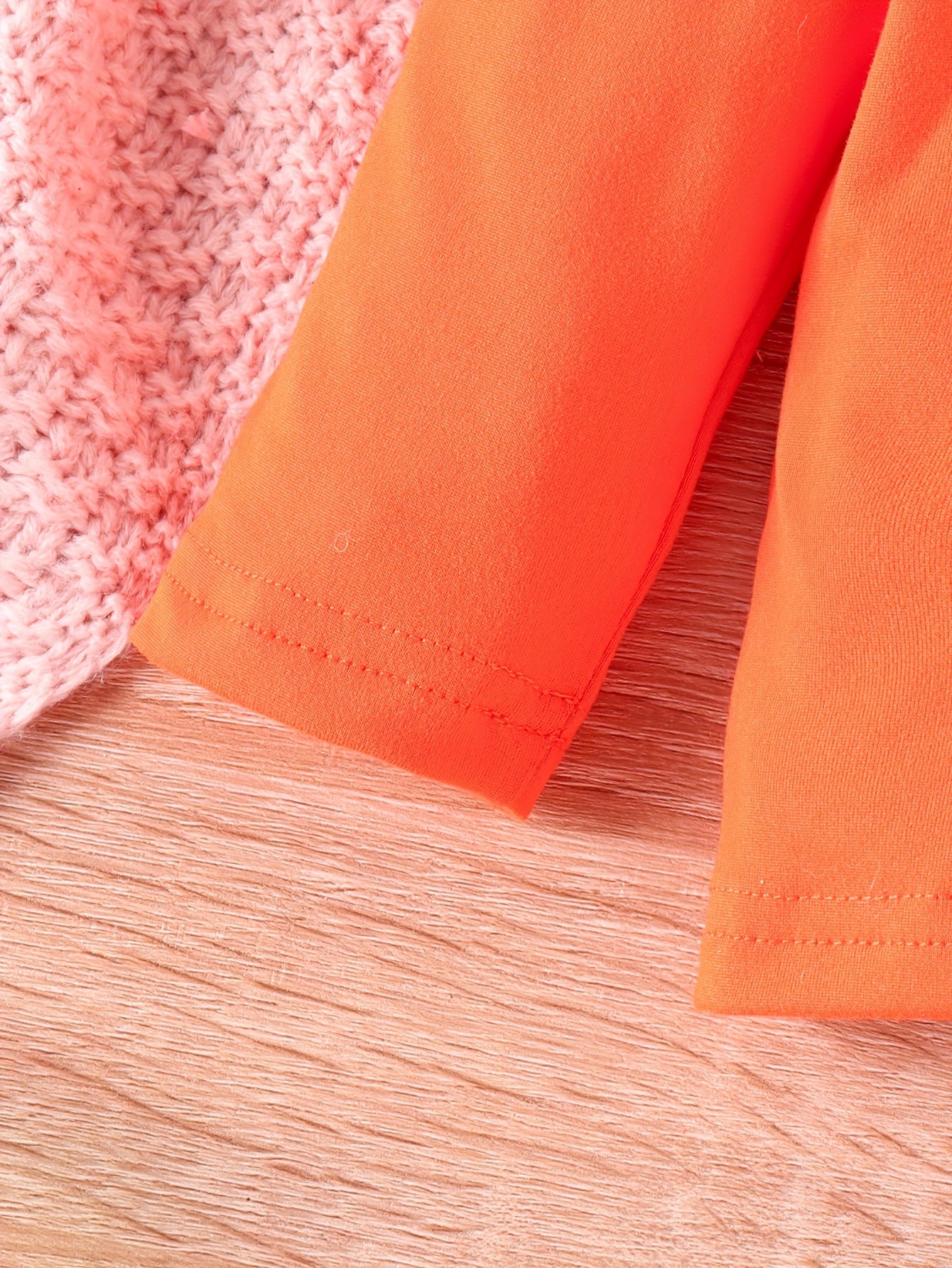 Bola va kichik qizlar uchun 3 qismli ochiq kiyim to'plami, uzun qo'lqonli multfilm ustki qismi va belbog'li soxta jinsilar, qiz bola boshining chiroyli printi bilan.