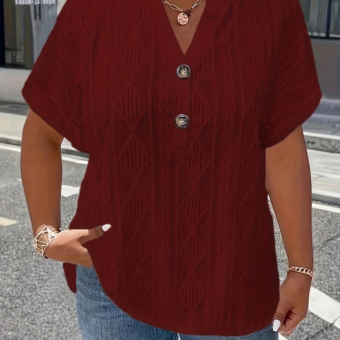 Plus o'lcham ayollar uchun yengil yashil jacquard V-shakli bo'yinli qisqa yengli bluz