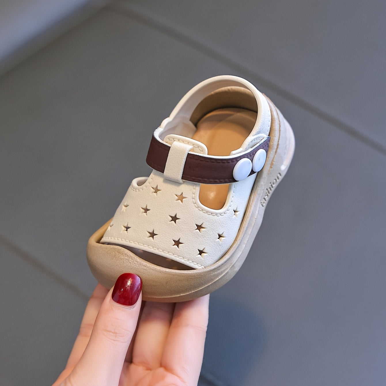 Bolalar uchun yozgi yulduzli osmon sandallari, bej va jigarrang ranglarda, tasmali, PVC taglik bilan, tasodifiy ochiq havoda kiyish, plyajga chiqish va o'yin vaqtida.