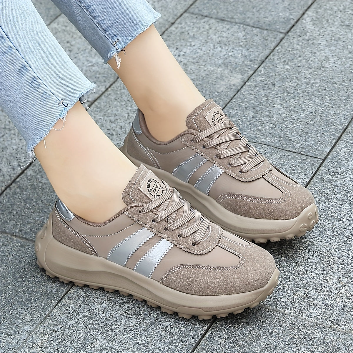 Ayollar uchun kundalik sport poyabzali minimalistik kengaytiruvchi sneakers, sirpanish uchun sol qadamlar