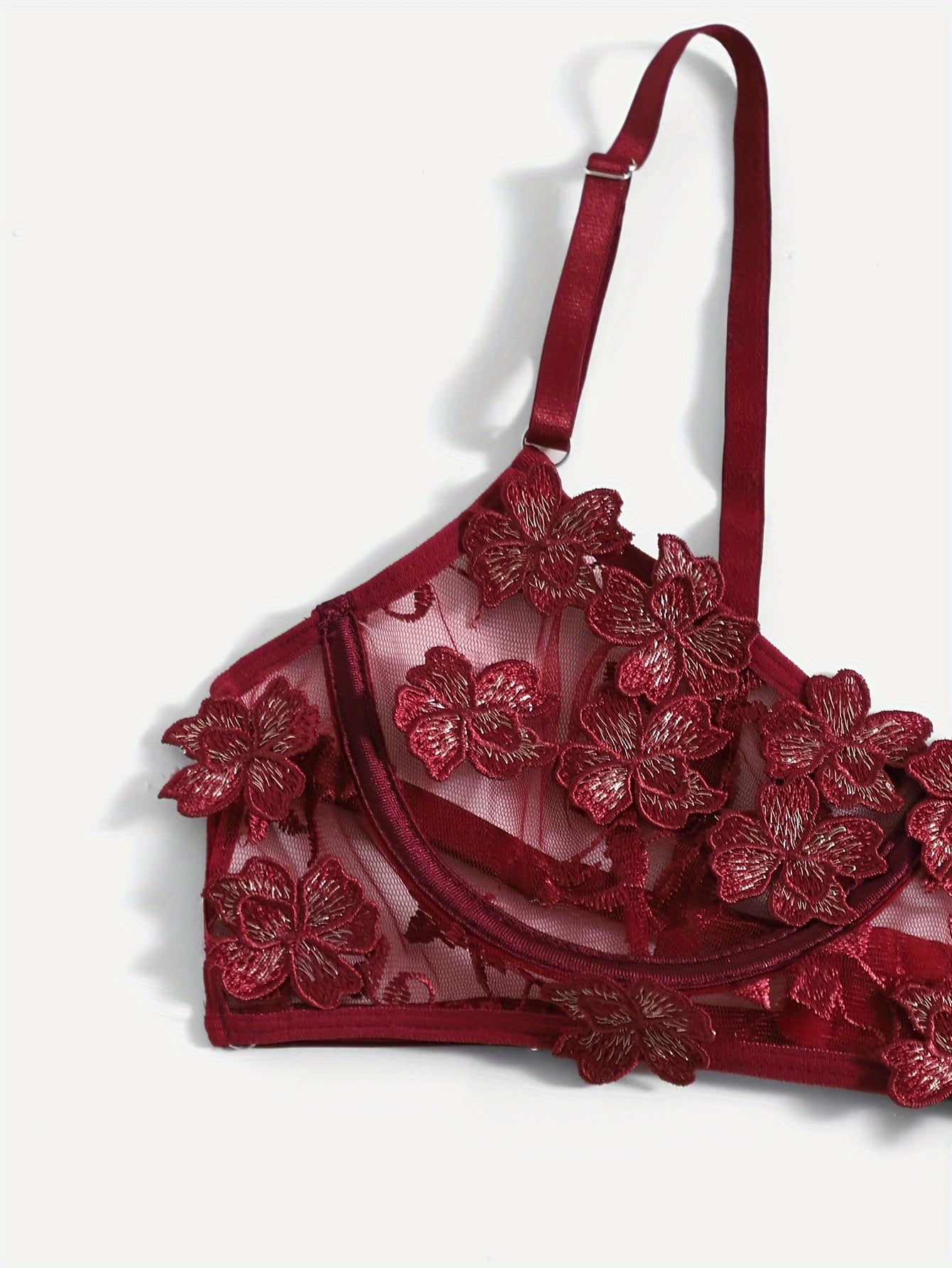 Muqaddas Patrik kuni uchun ayollar uchun shamrock yamoq, yarim shaffof brassier, thong va garter belti bilan to'plangan ichki kiyim to'plami.