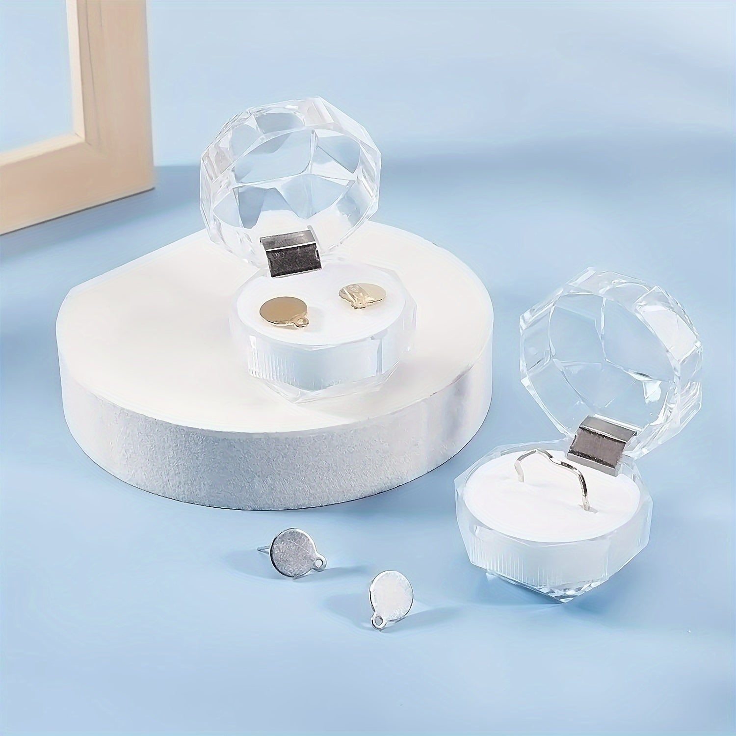 10 ta nafis sakkizburchakli shaffof plastik uzuk qutilari, metall ichki qismi bilan - zargarlik ko'rsatish, to'ylar, partiyalar va zargarlik qutilari sifatida ideal.