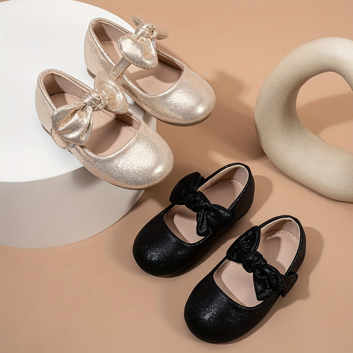 Qizlar uchun zamonaviy kamon tugmachali tekis poyabzal, partiyalar va bayramlar uchun mukammal