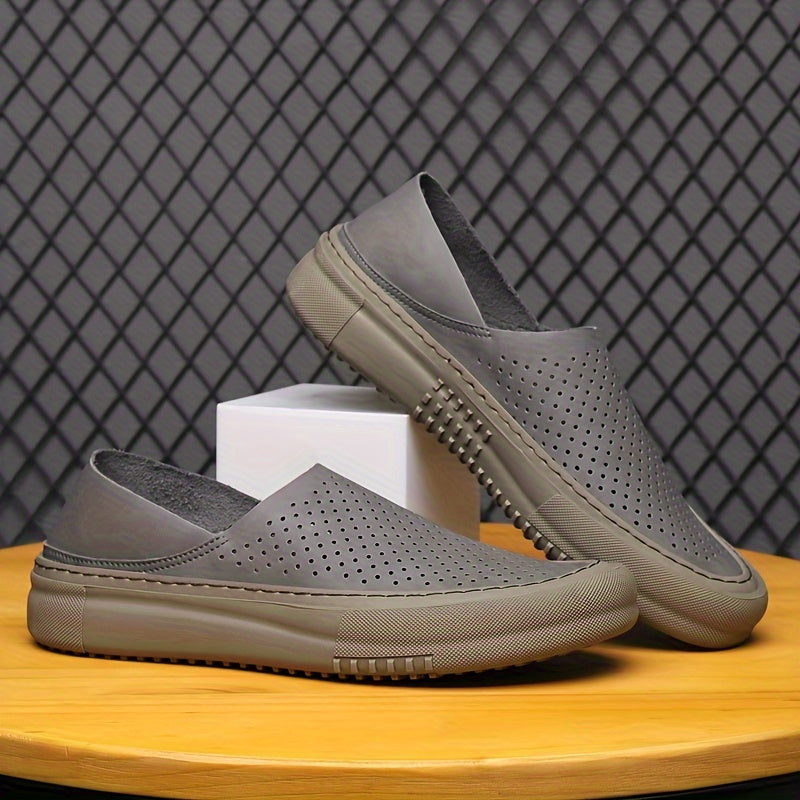 Erkaklar uchun qulay slip-on loafer poyabzal, tashqi faoliyatlar uchun ideal bo'lgan sirpanmaydigan kauchuk tagliklar bilan.
