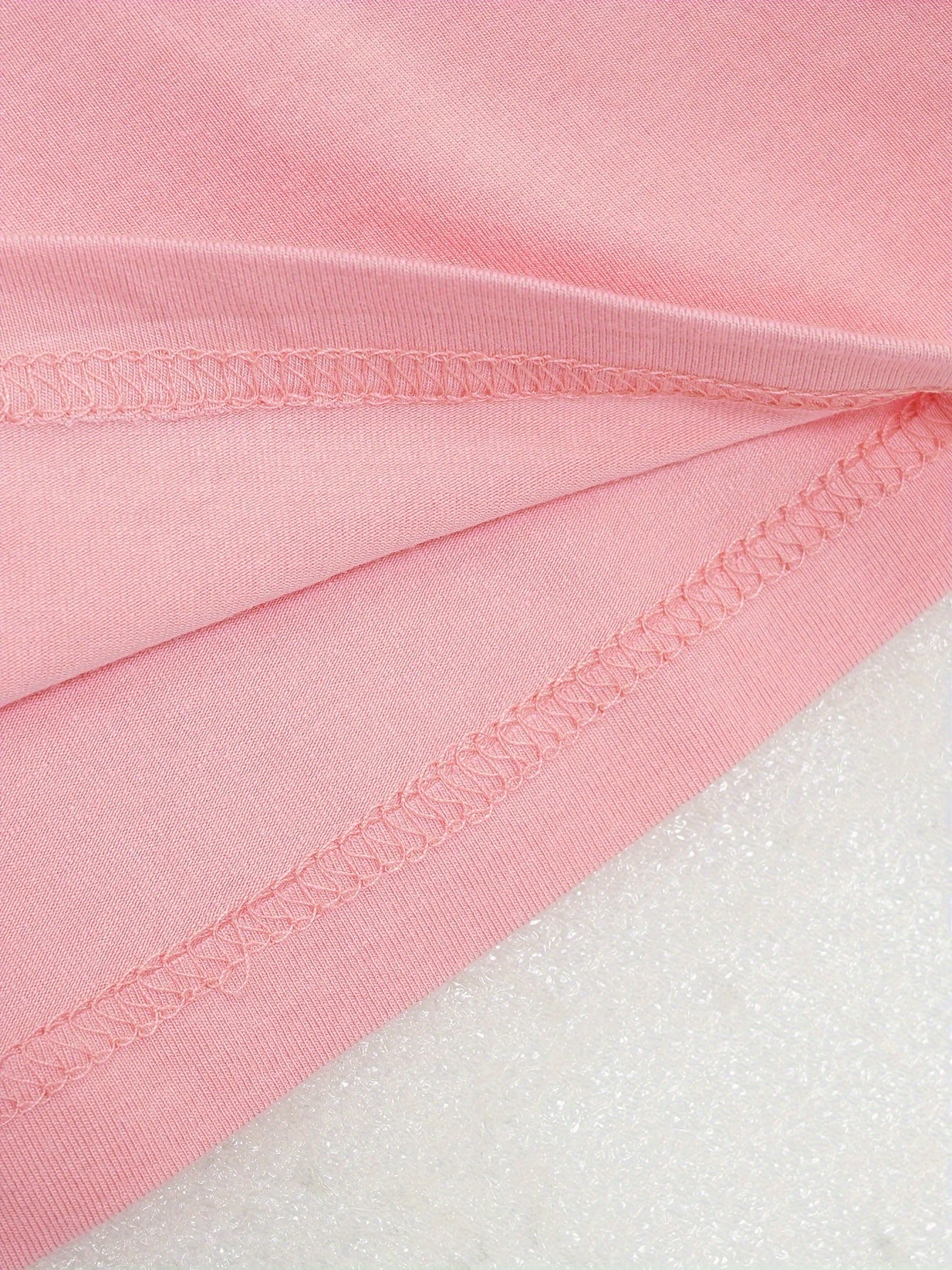 Qisqa yengli krujka bo'yinli, yig'ilgan shimlar bilan ayollar uchun dam olish kiyimlari to'plami