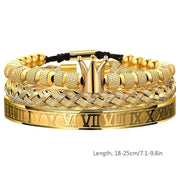 Erkaklar bilaguzuklari to'plami, Romal raqamlari, toj tafsilotlari va to'qilgan ip dizayni bilan hashamatli zanglamas po'latdan yasalgan bilaguzukni o'z ichiga oladi.