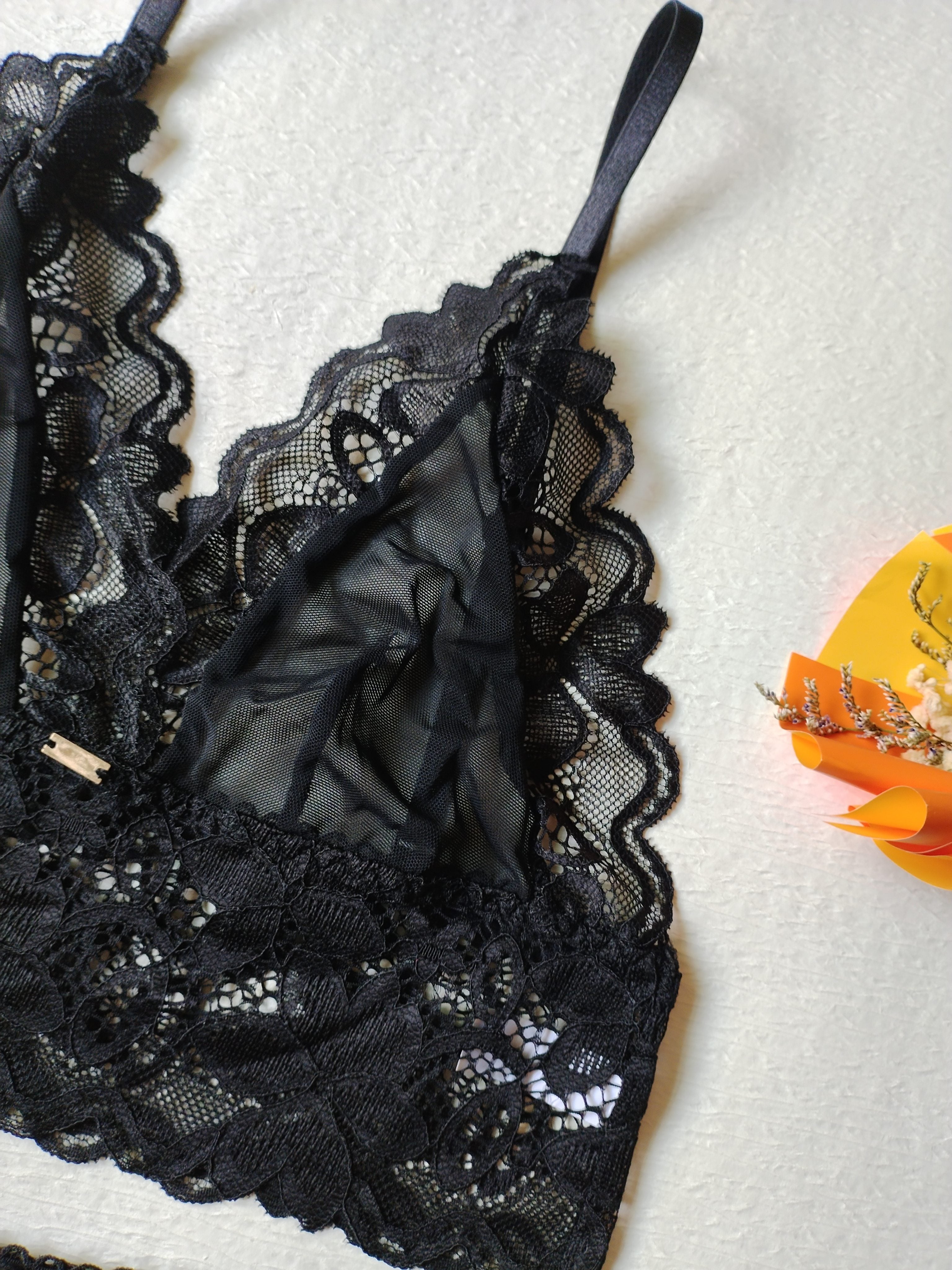 Women's Floral Lace Lingerie Set with Scallop Trim Wireless Bra and Mesh Panties