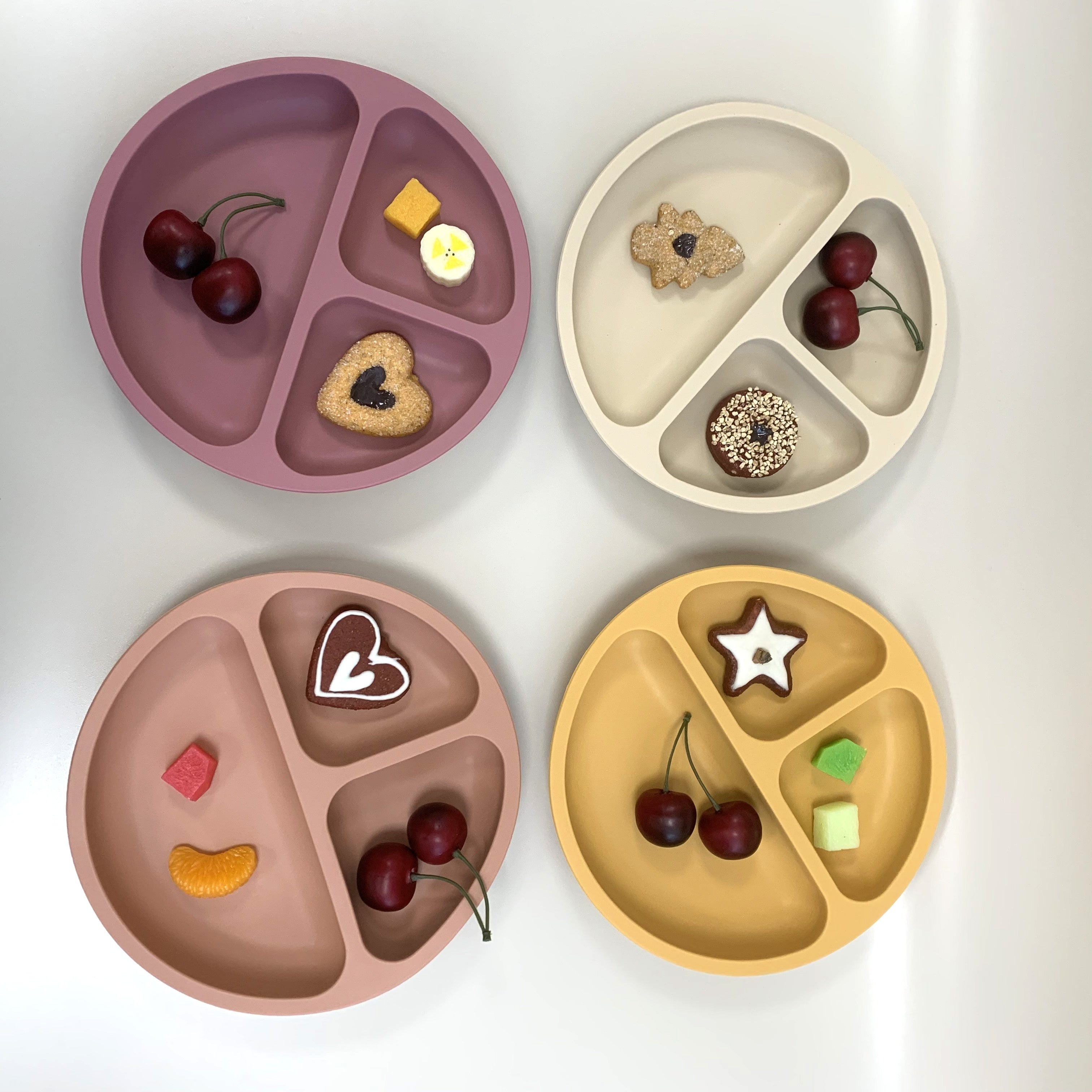 "Silikon ovqat berish to'plami, so'rg'ichli plastinka, qoshiq va vilkalar - BPA dan xoli - O'z-o'zini o'qitish uchun ideal - Idish yuvish mashinasi va mikroto'lqinli pechda xavfsiz - Ranglar: yengil yashil, qaymoq, pushti, yashil, ko'k"