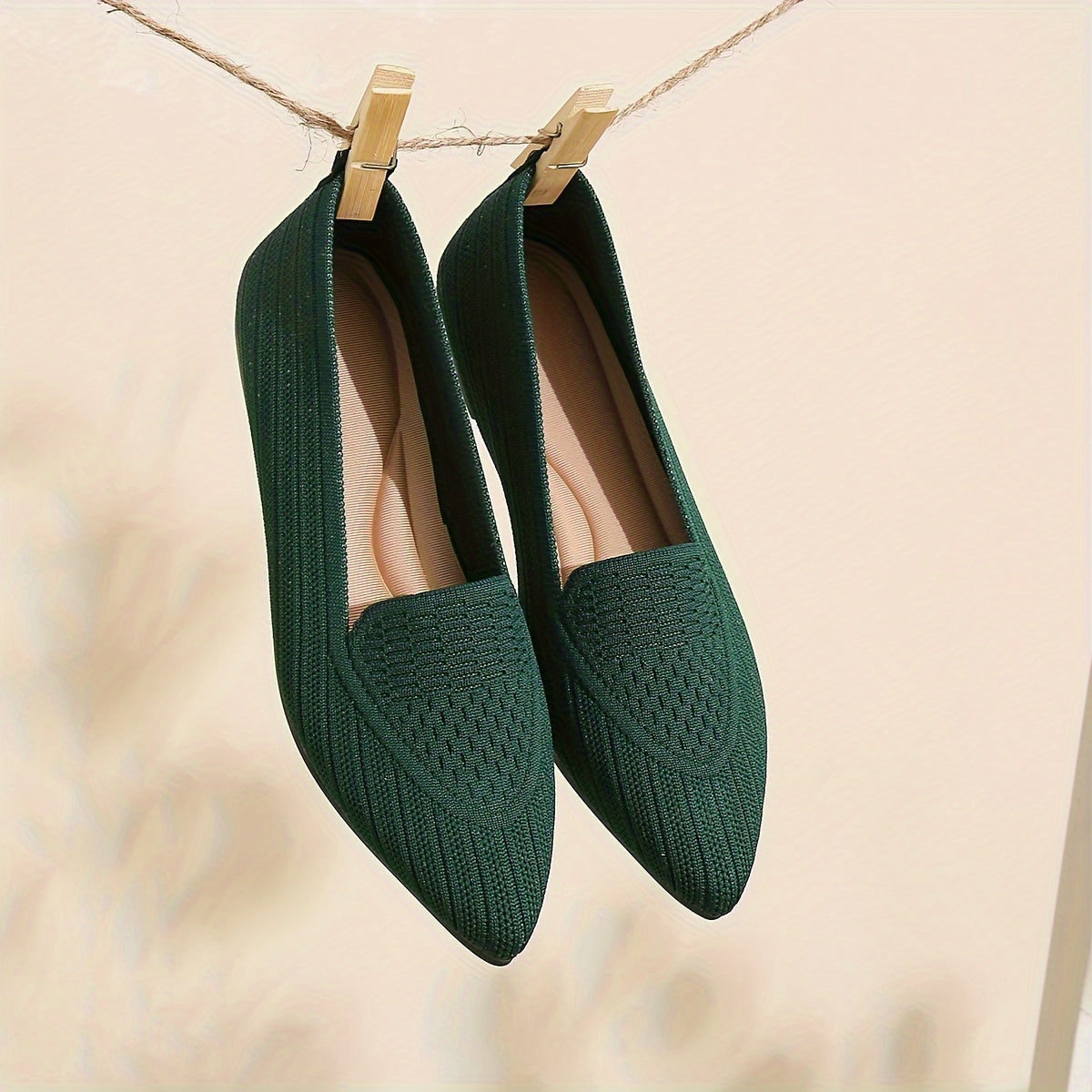 Ayollar uchun mustahkam ranglarda yumshoq, engil to'qilgan tekis poyabzal, nuqtali barmoq va havo o'tkazuvchi dizayn bilan.