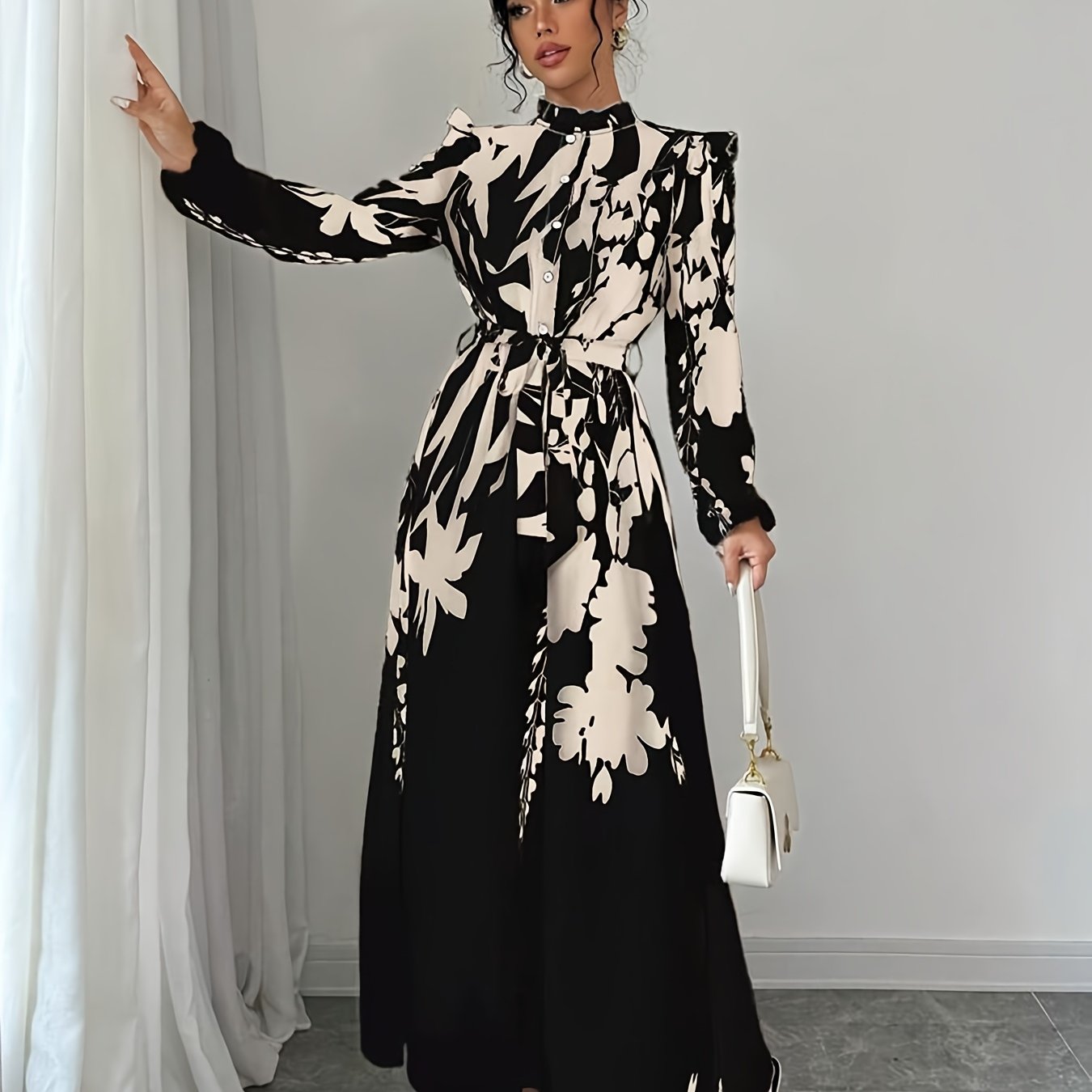 Gul naqshli maksi ko'ylak, turli xil yenglar, bel detali va qirrali pastki qismi bilan, bahor yoki kuz uchun mukammal.